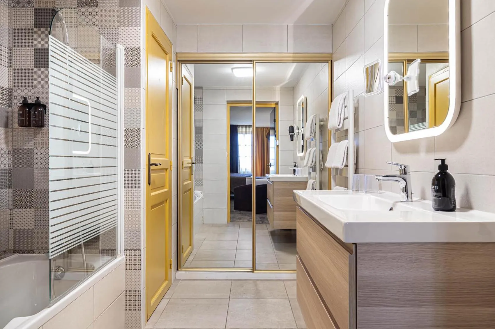 Bathroom in Contact Hôtels Le Savigny & Spa