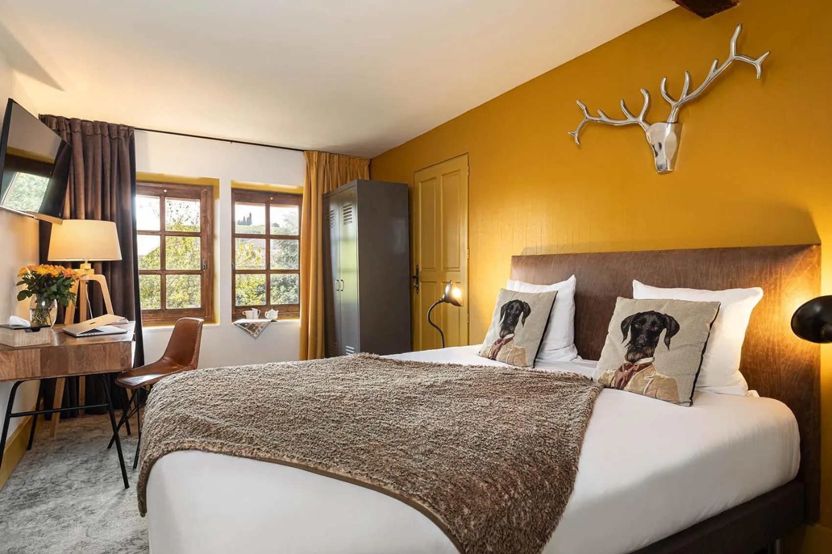 Photo of the whole room, Bed in Contact Hôtels Le Savigny & Spa