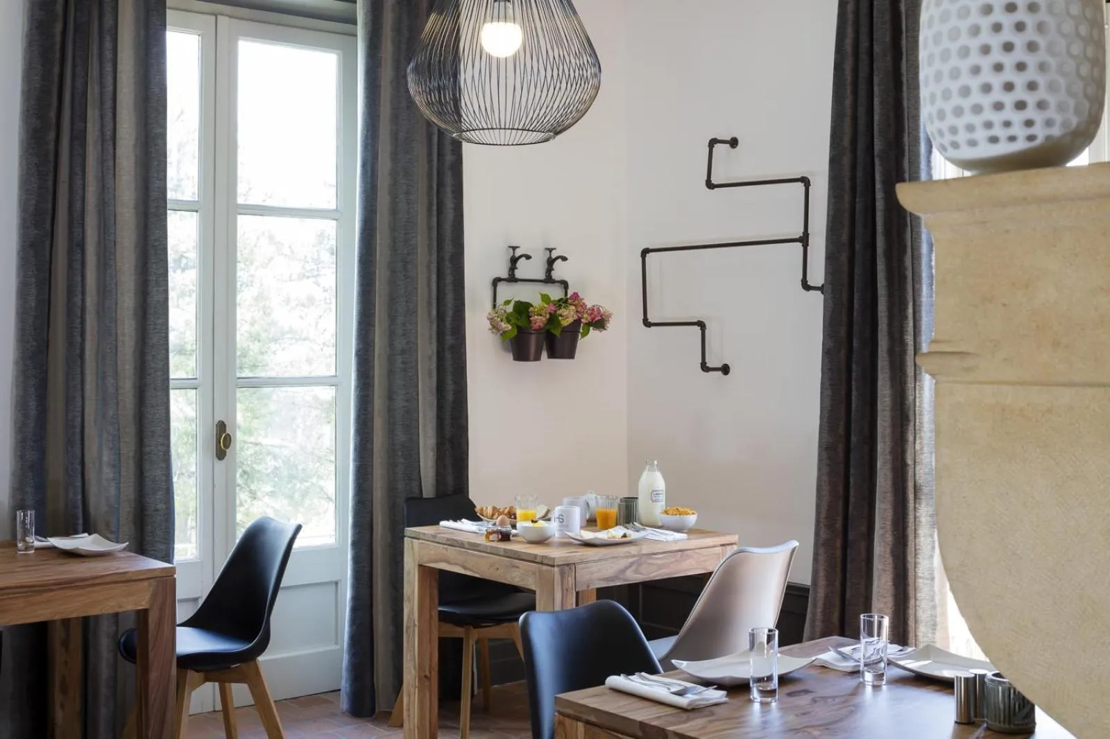 Restaurant/places to eat in Contact Hôtels Le Savigny & Spa