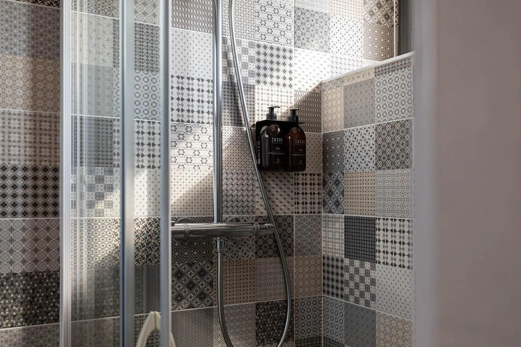 Shower in Contact Hôtels Le Savigny & Spa