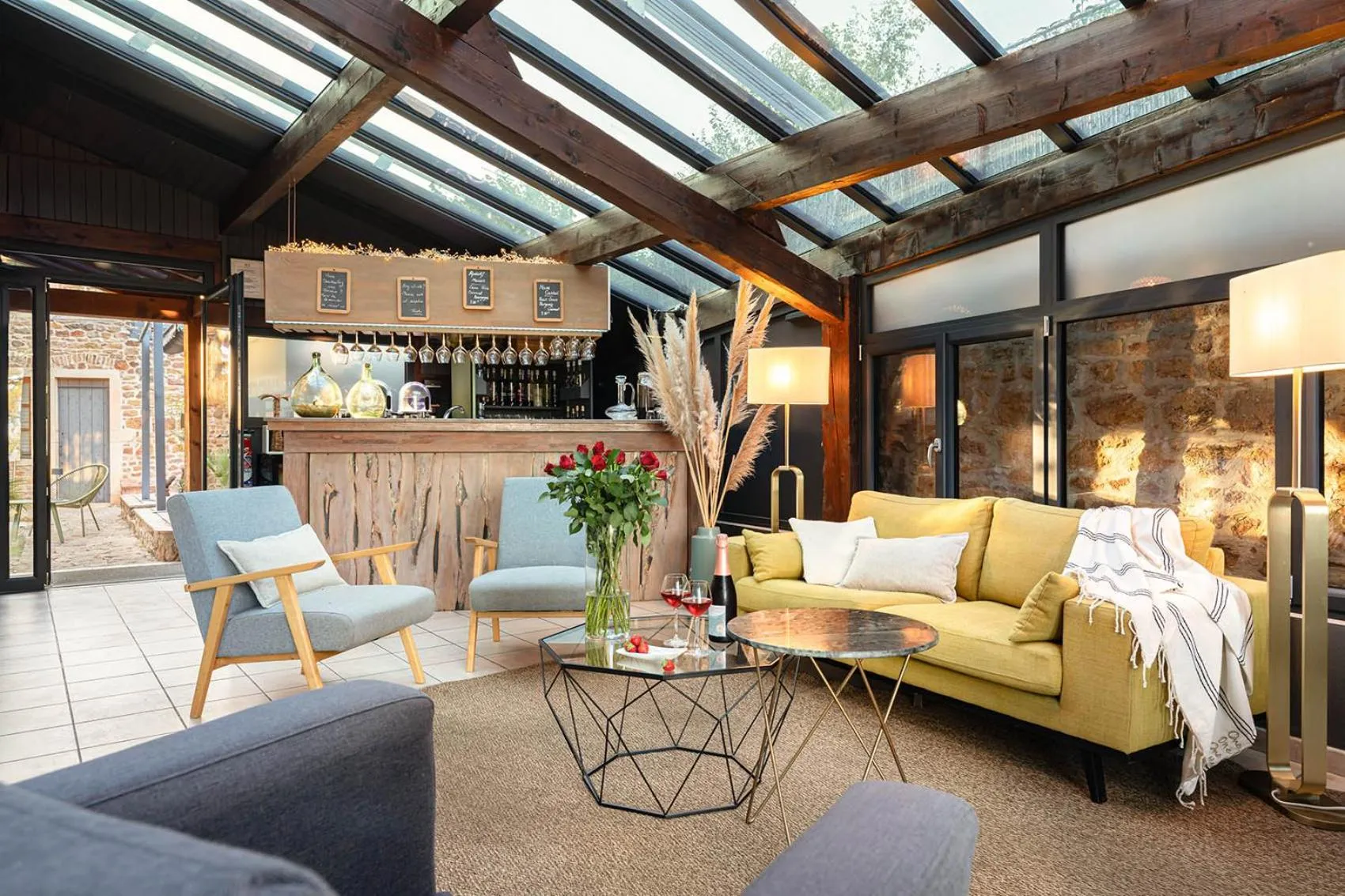 Lounge or bar in Contact Hôtels Le Savigny & Spa