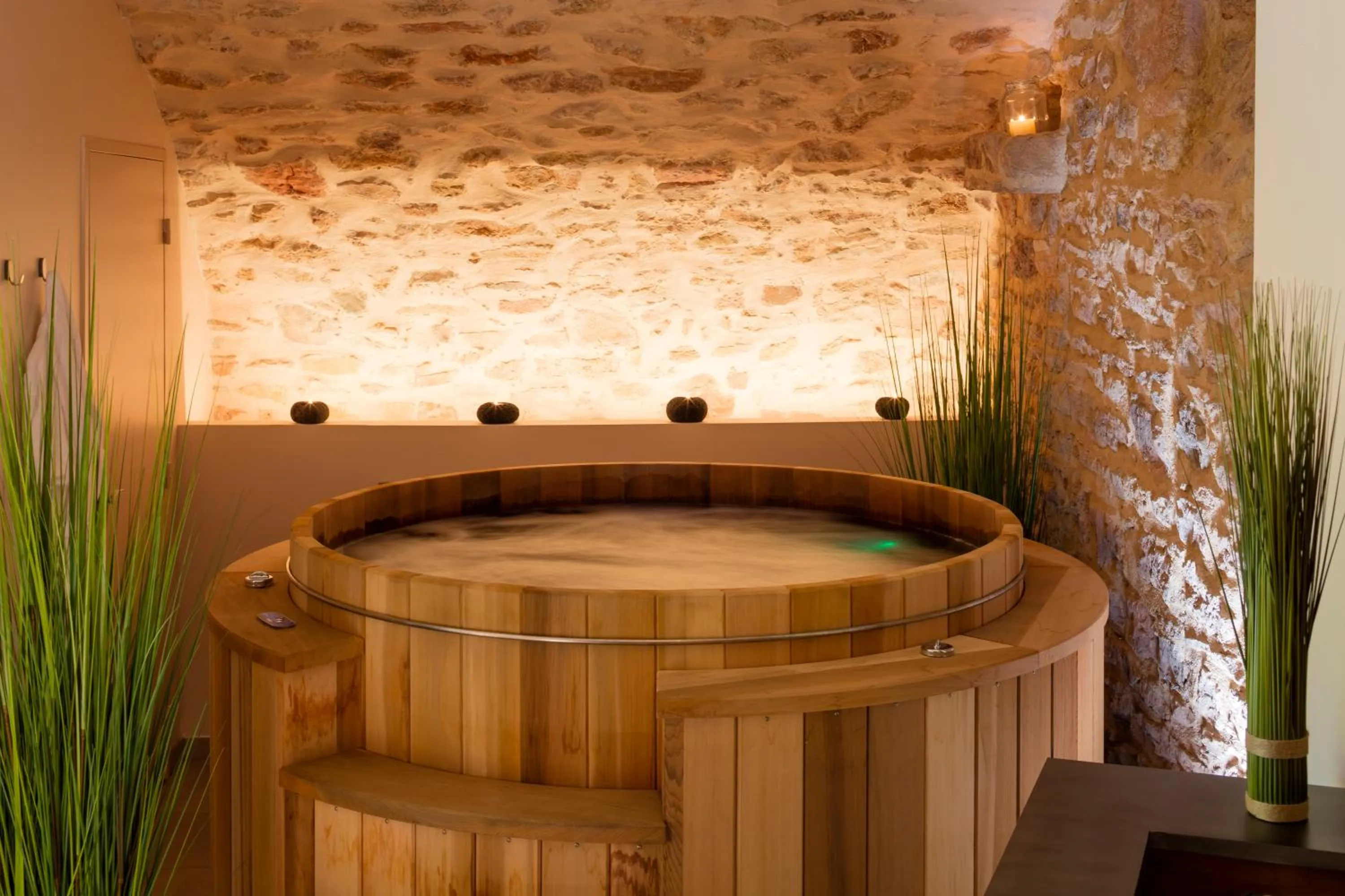 Hot Tub in Contact Hôtels Le Savigny & Spa