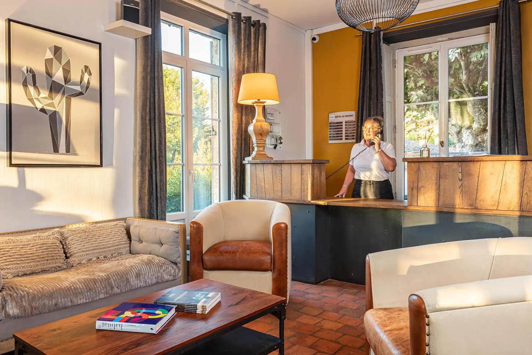 Lobby or reception in Contact Hôtels Le Savigny & Spa