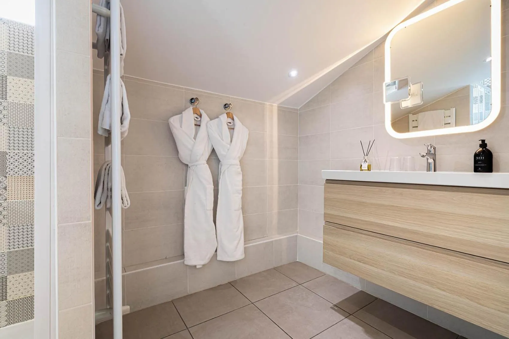 Bathroom in Contact Hôtels Le Savigny & Spa