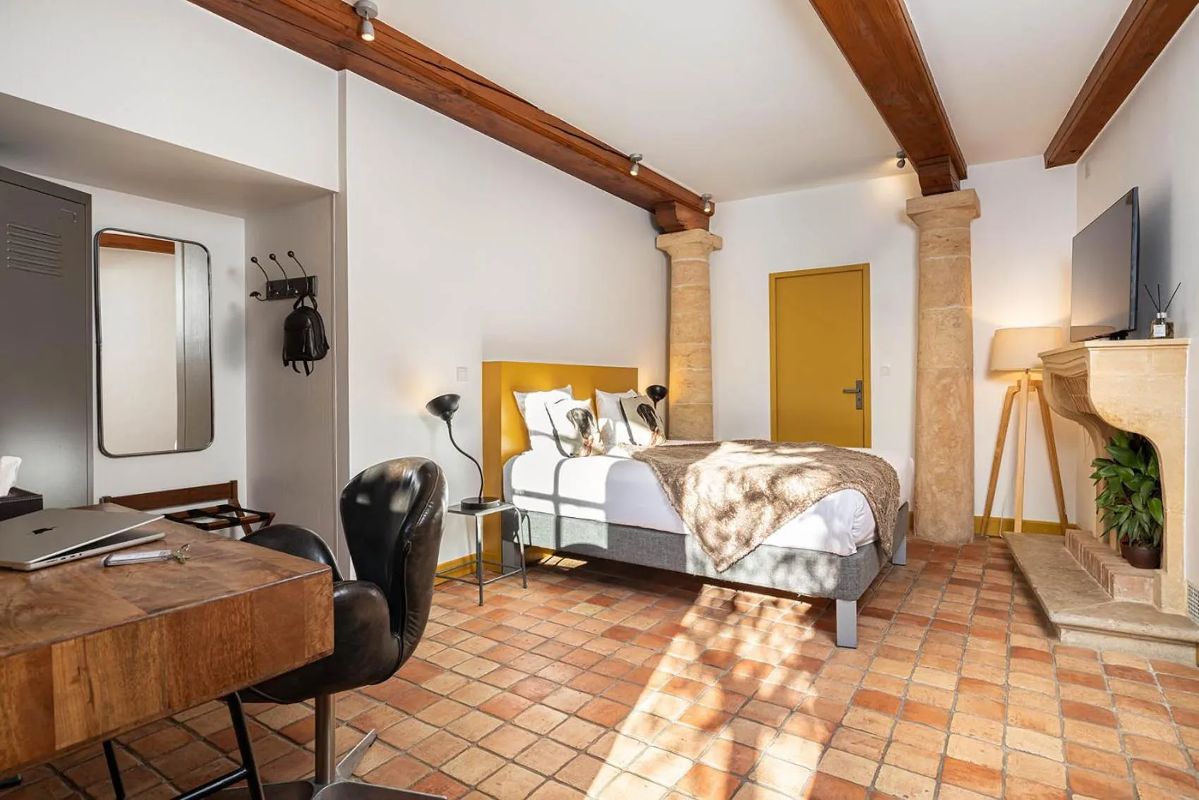 Photo of the whole room, Bed in Contact Hôtels Le Savigny & Spa