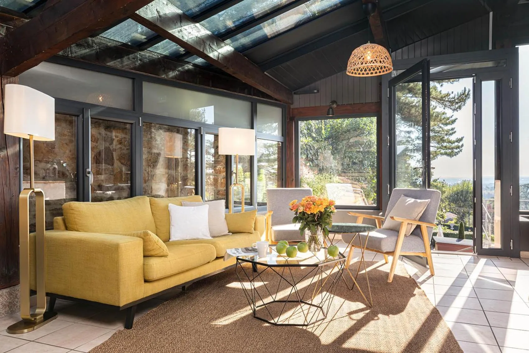 Lounge or bar in Contact Hôtels Le Savigny & Spa