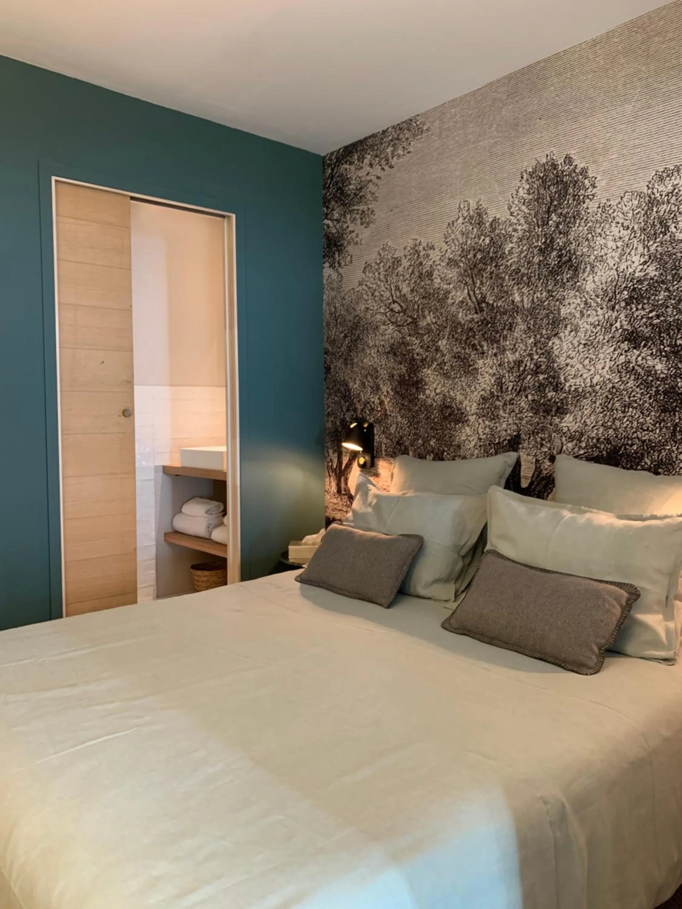 Bedroom, Bed in Merci Papa Merci Maman