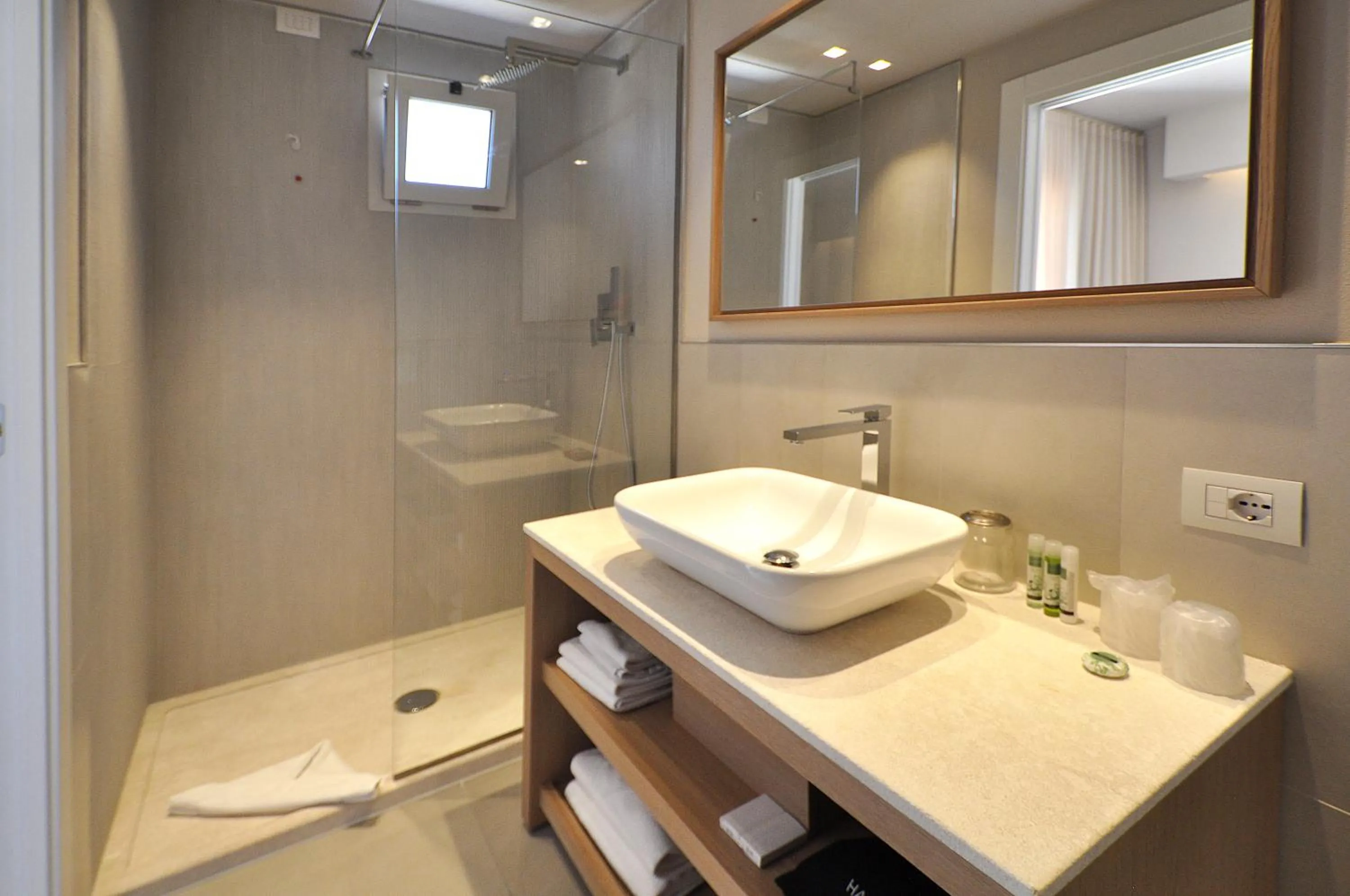 Shower in Domu Simius Life Style Hotel