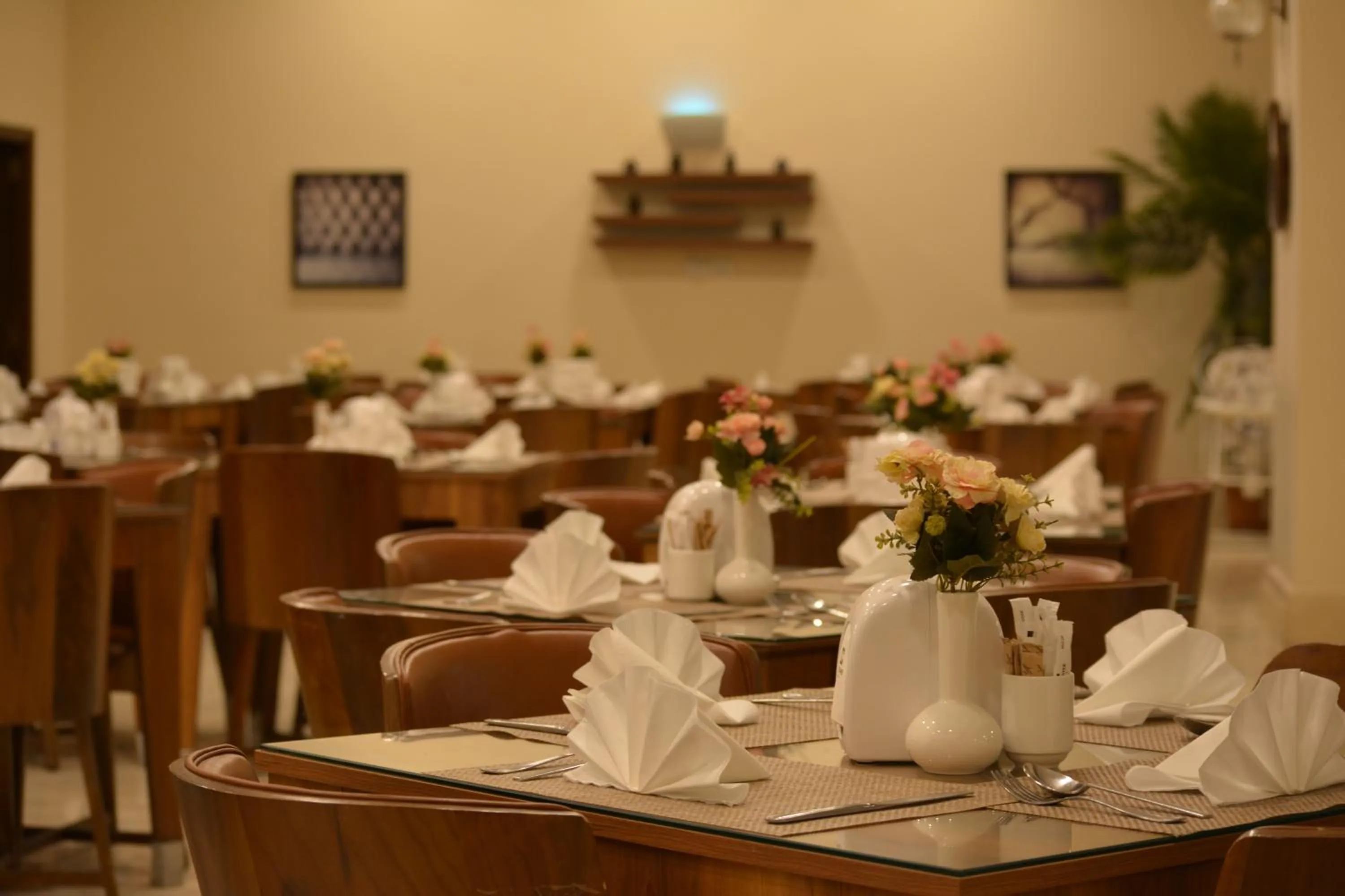 Restaurant/places to eat in City Tower Hotel