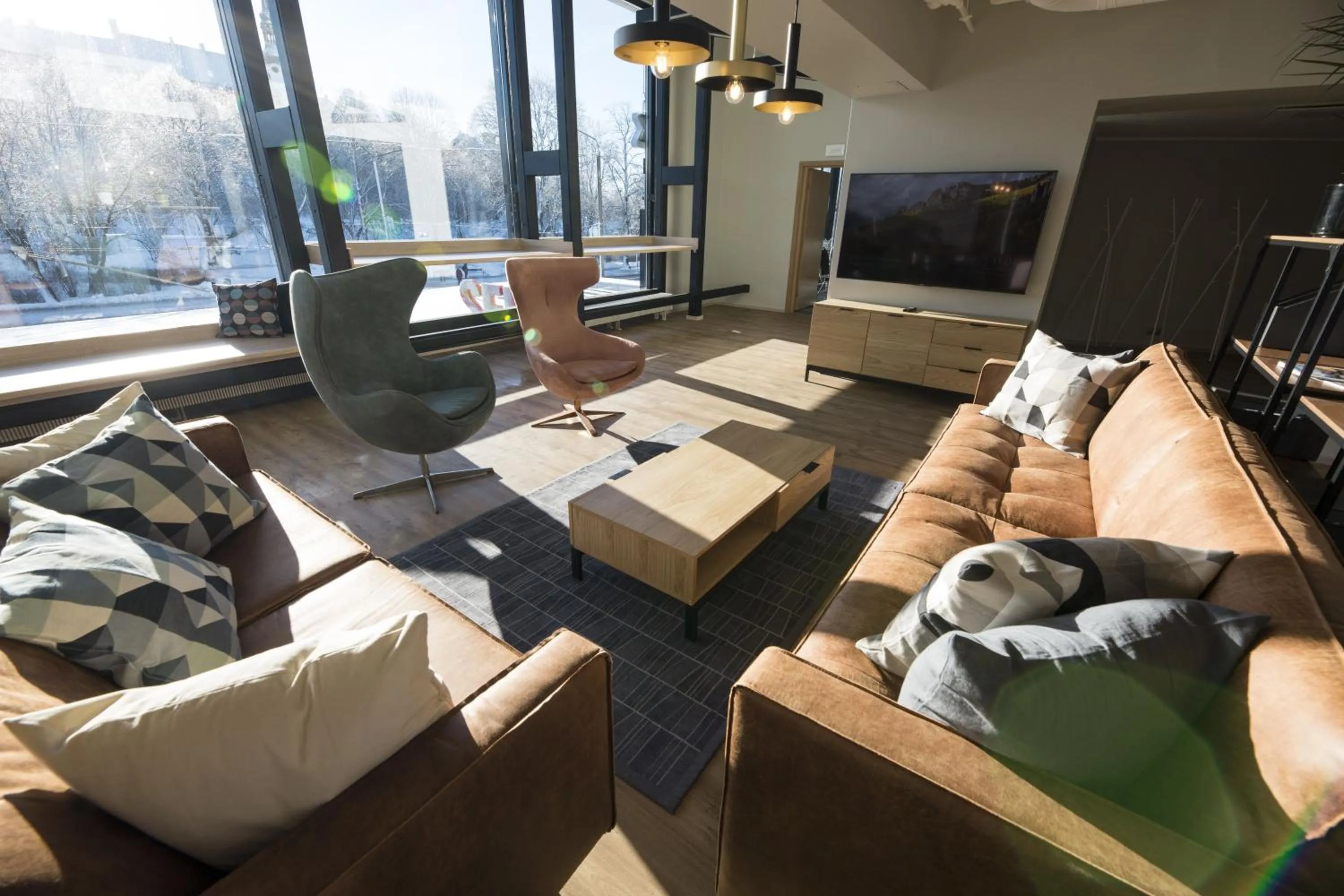 Communal lounge/ TV room in Go Hotel Shnelli