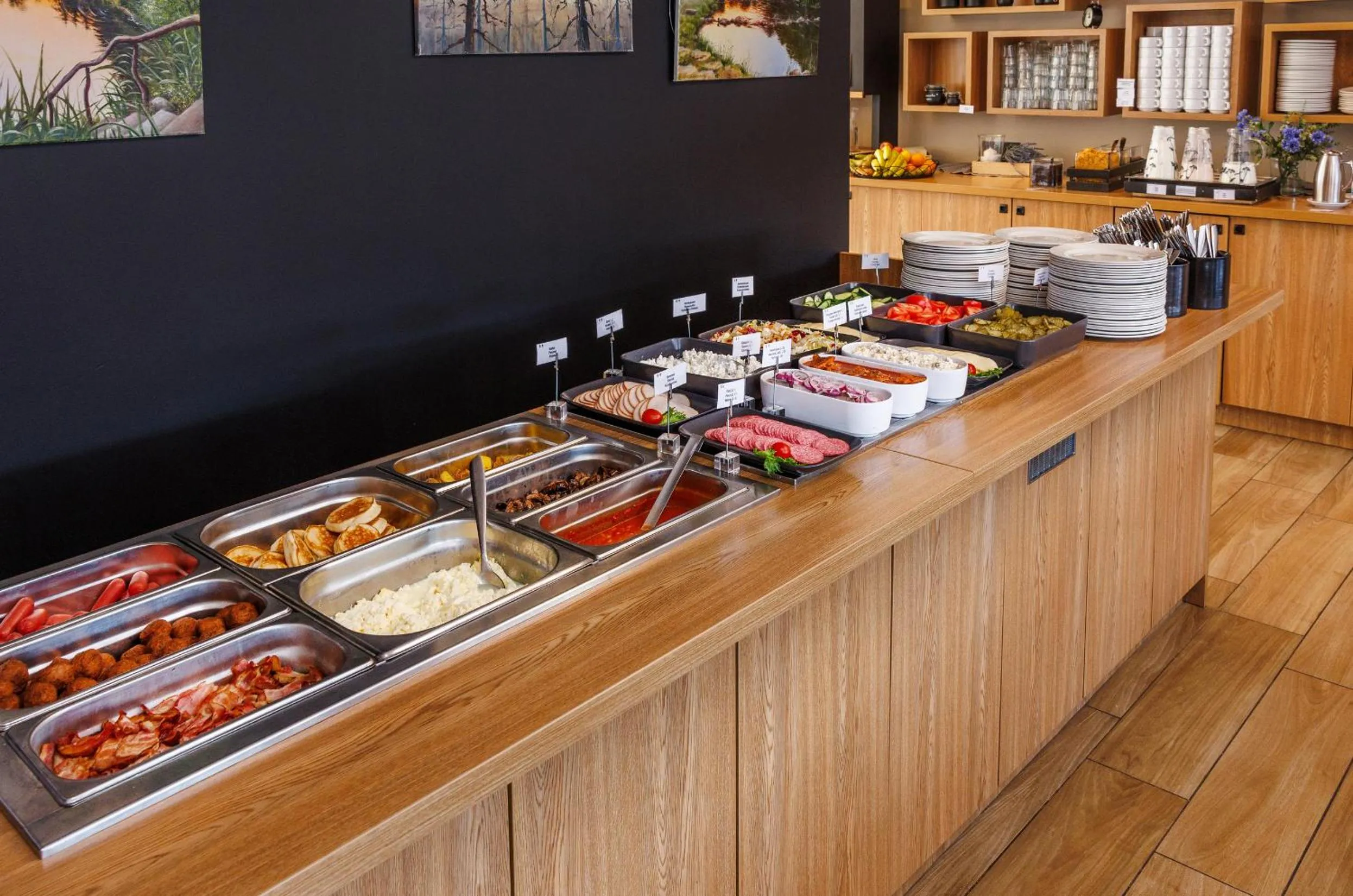 Restaurant/places to eat in Go Hotel Shnelli