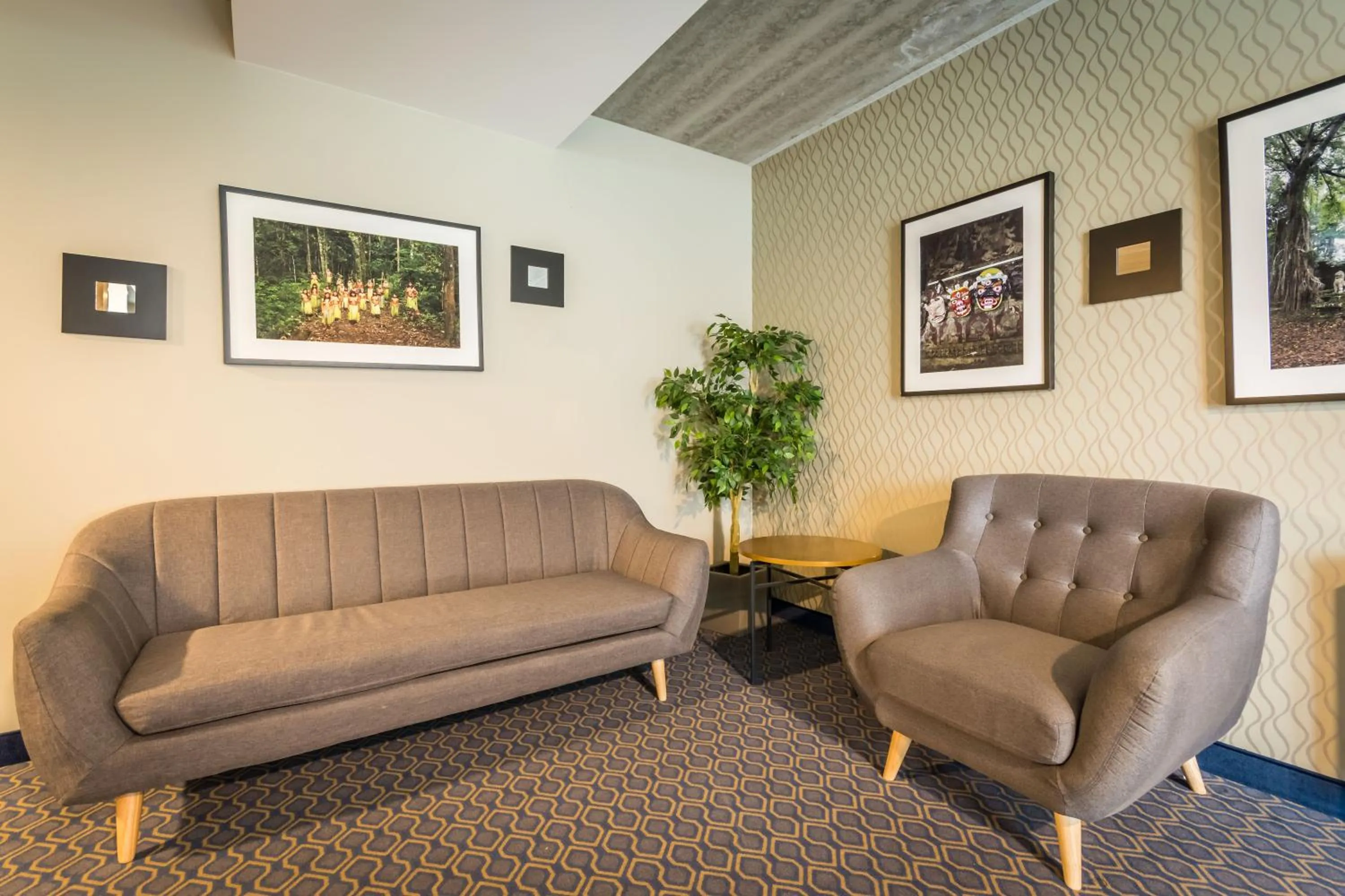 Seating area in Go Hotel Shnelli