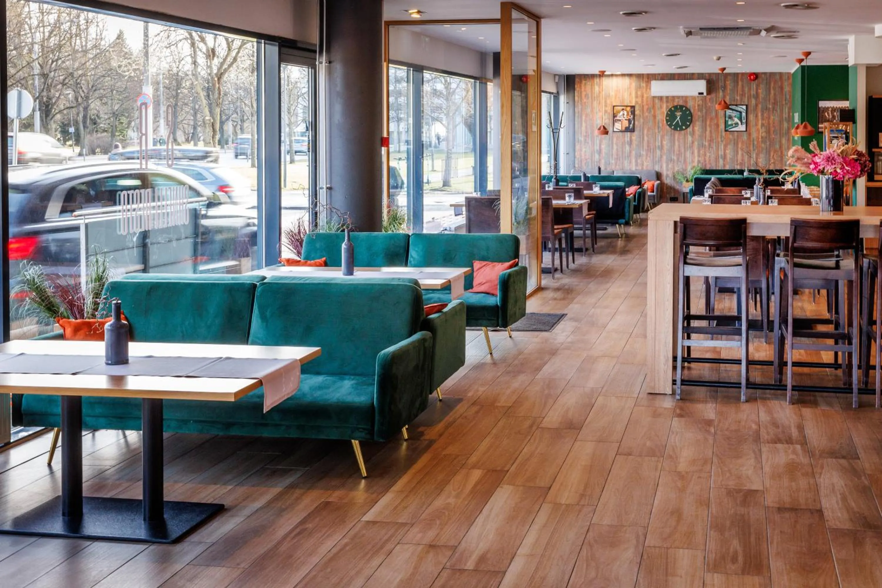 Restaurant/places to eat in Go Hotel Shnelli