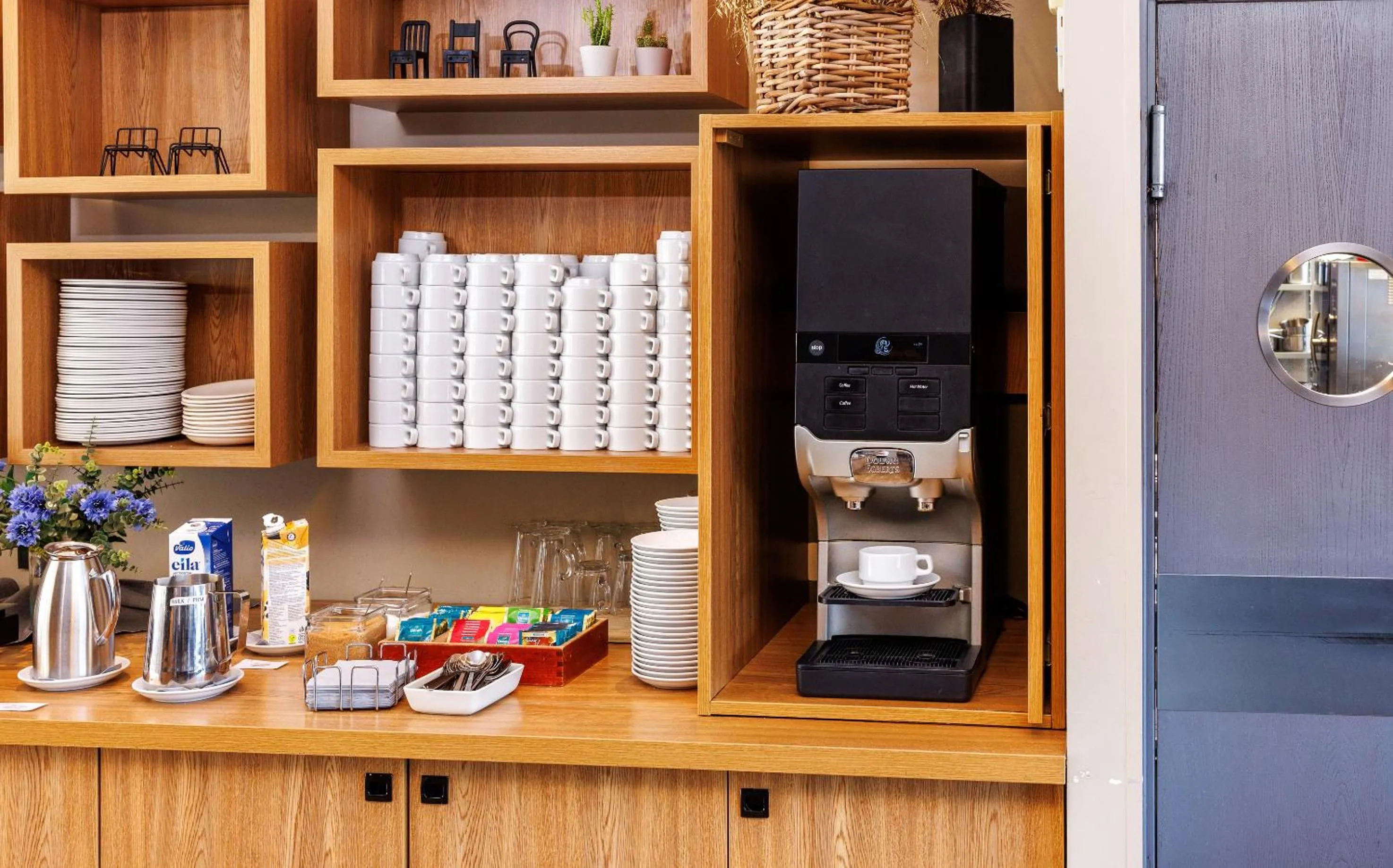 Restaurant/places to eat in Go Hotel Shnelli