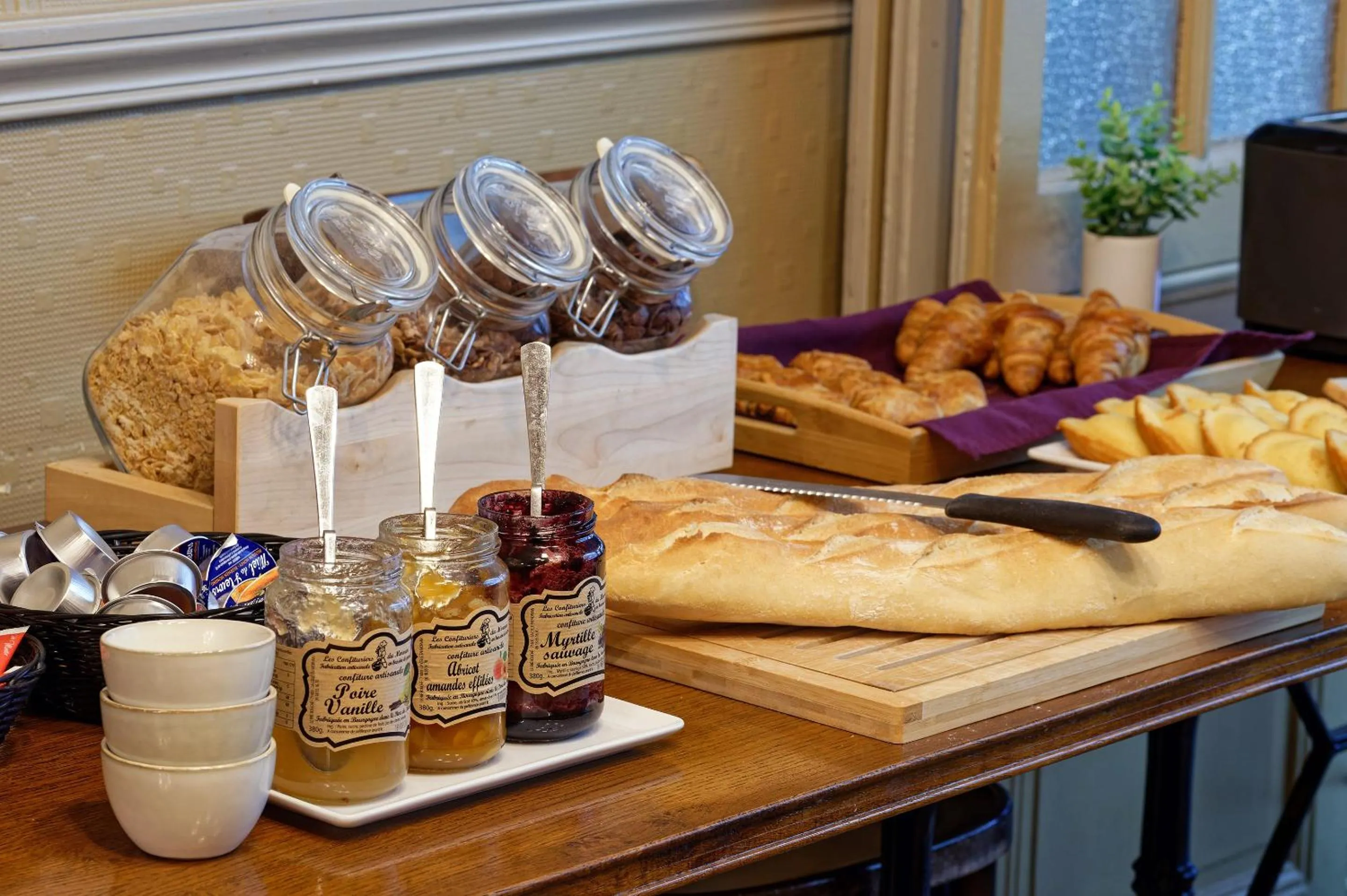 Breakfast in Contact Hôtel du Commerce et son restaurant Côte à Côte