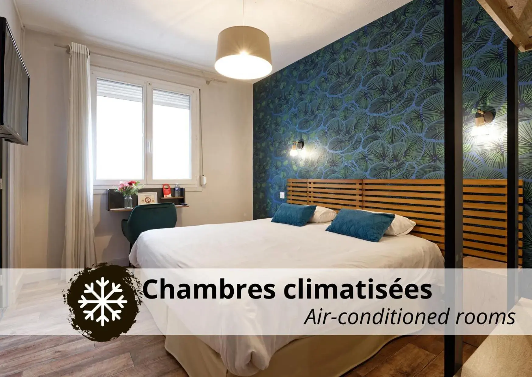 Property building, Bed in Contact Hôtel du Commerce et son restaurant Côte à Côte Property building, Bed in Contact Hôtel du Commerce et son restaurant Côte à Côte