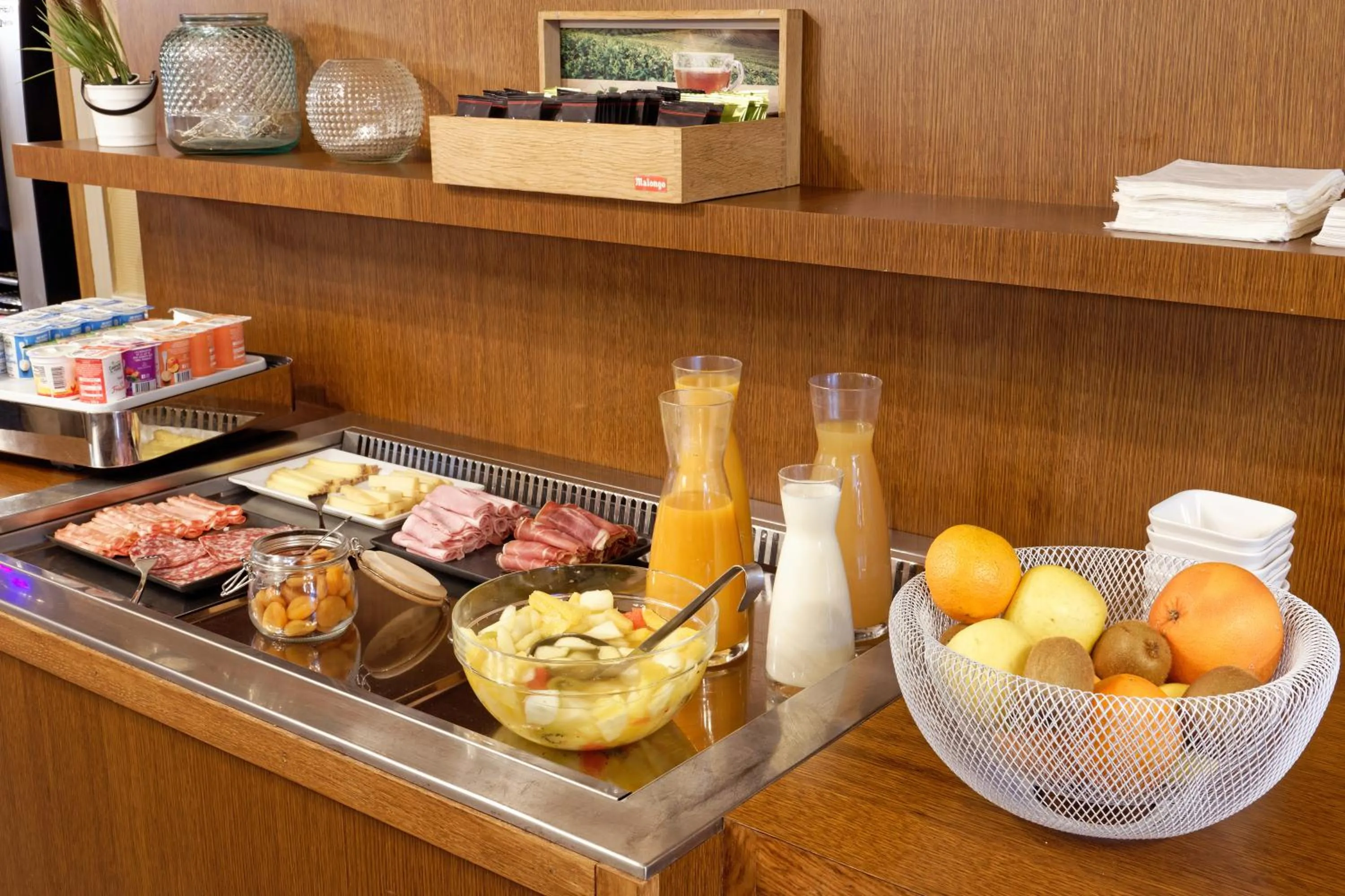 Breakfast in Contact Hôtel du Commerce et son restaurant Côte à Côte