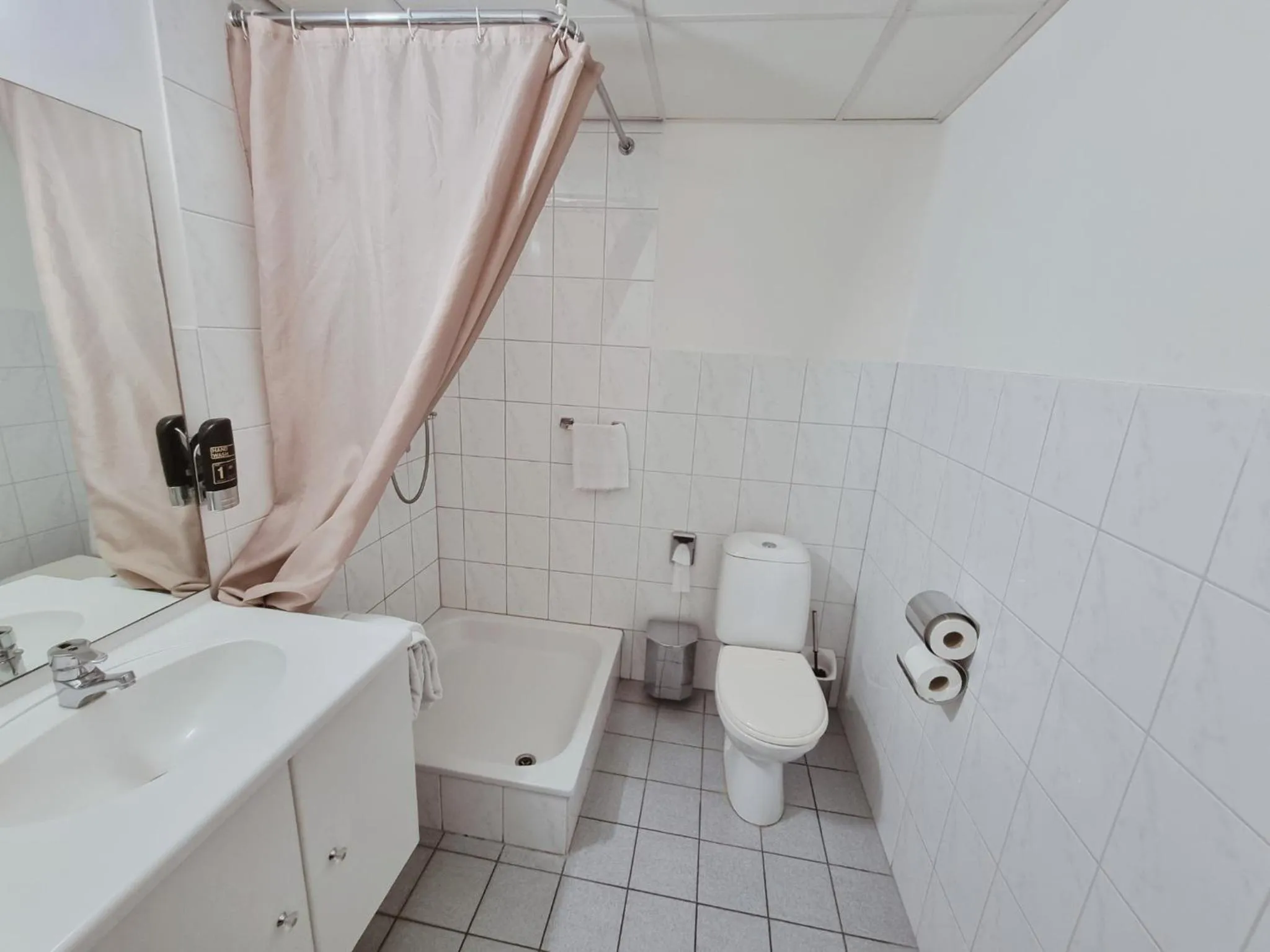 Shower in Hotel Brull