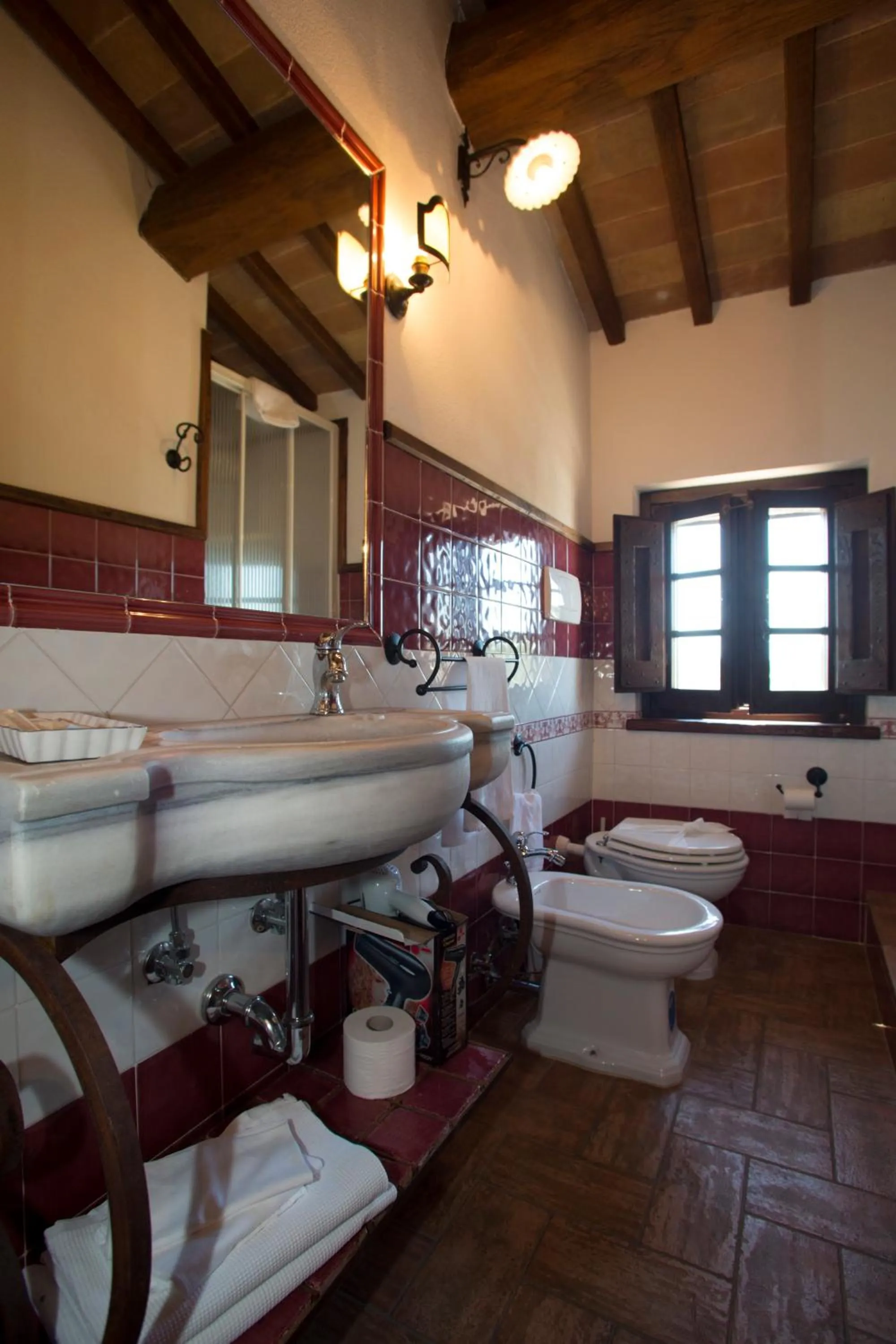 Toilet in Terre Del Cantico Country House