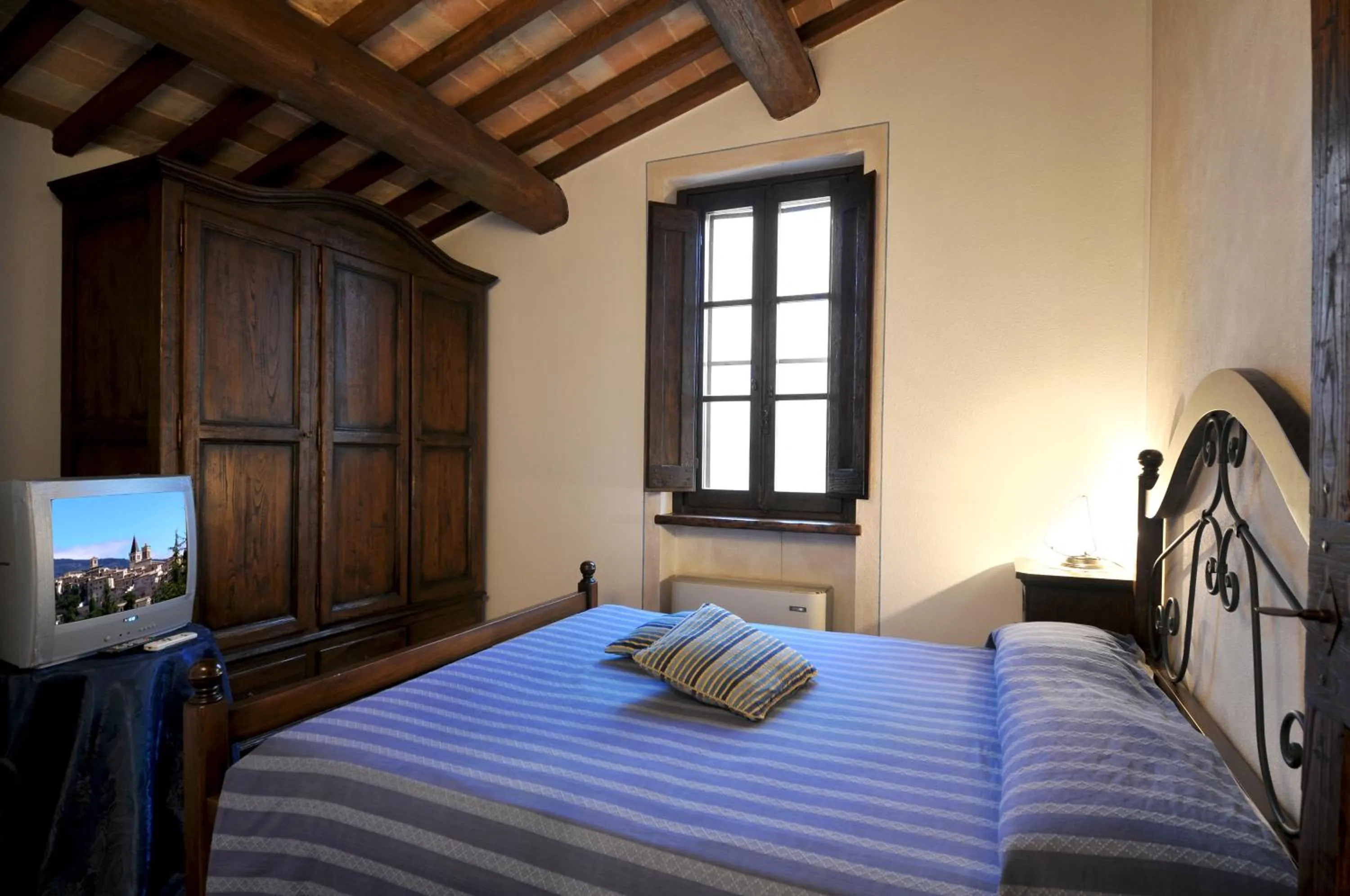 Bed in Terre Del Cantico Country House