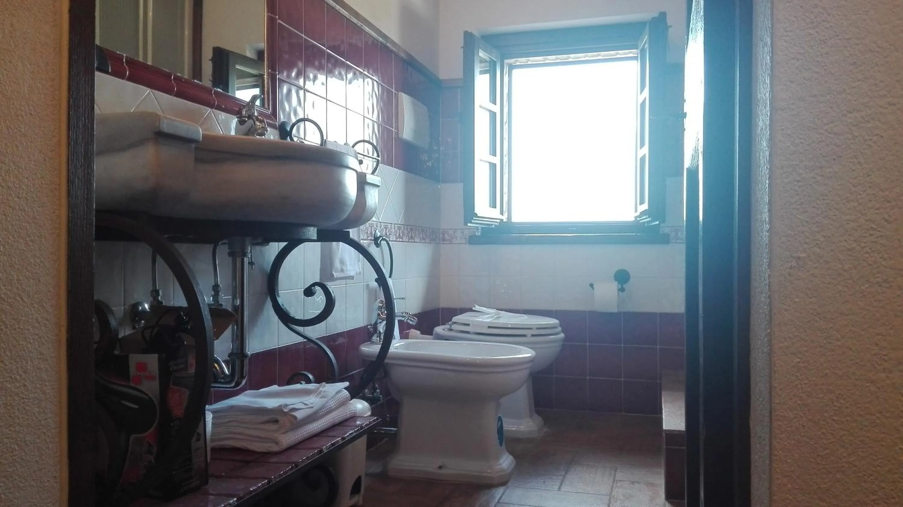 Toilet in Terre Del Cantico Country House