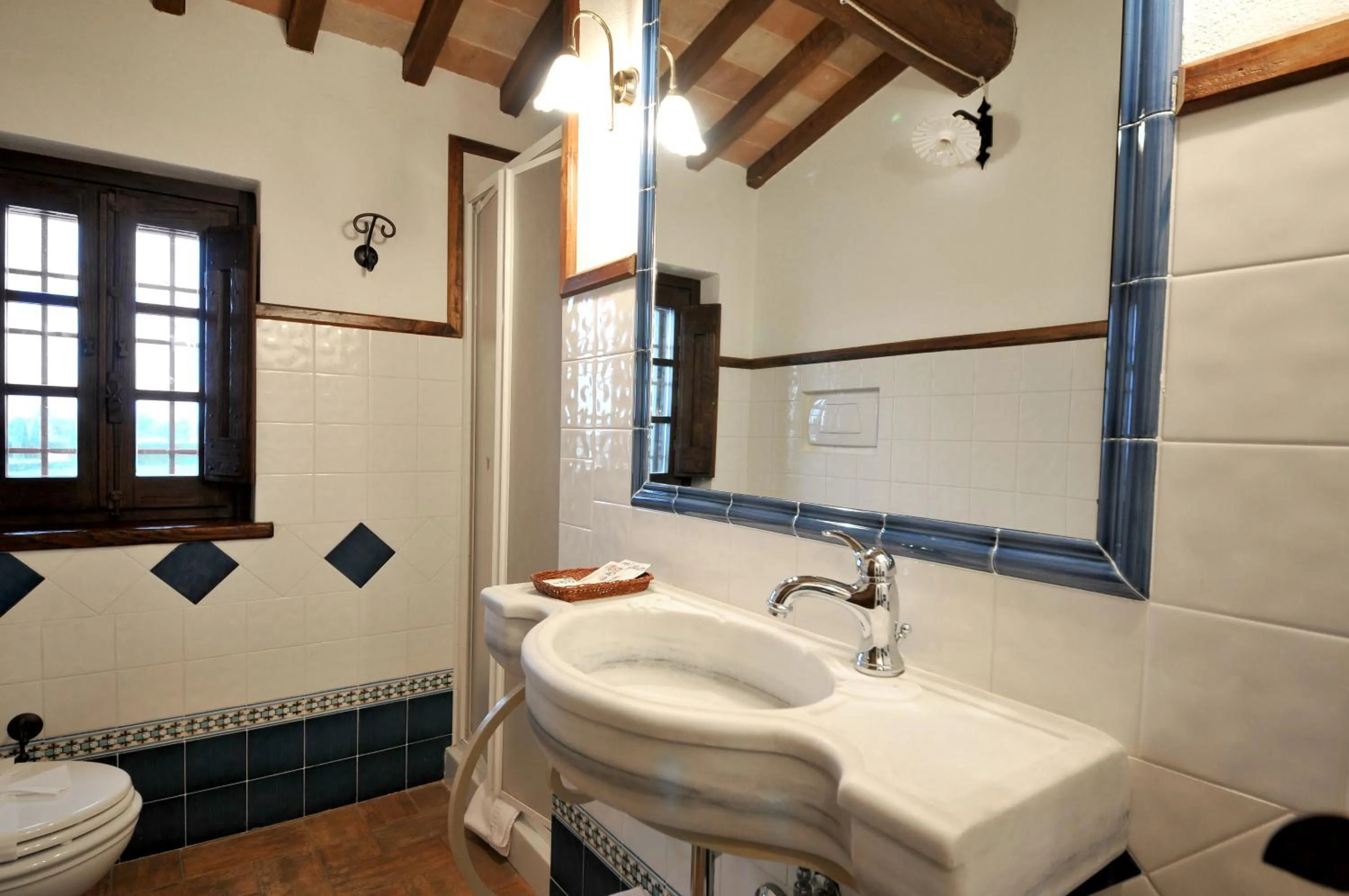 Bathroom in Terre Del Cantico Country House