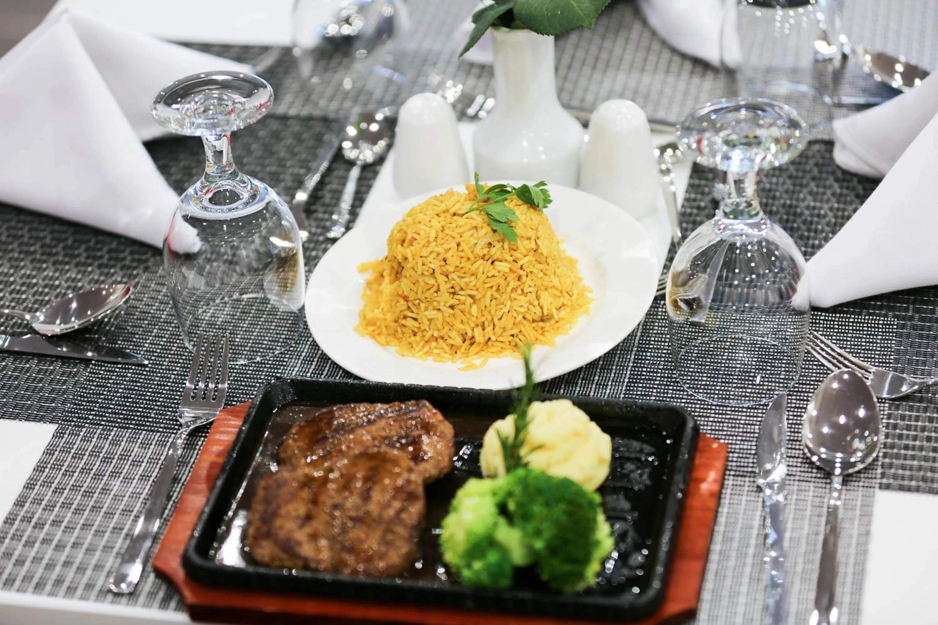 Food and drinks in Ramada Encore Al Khobar Olaya