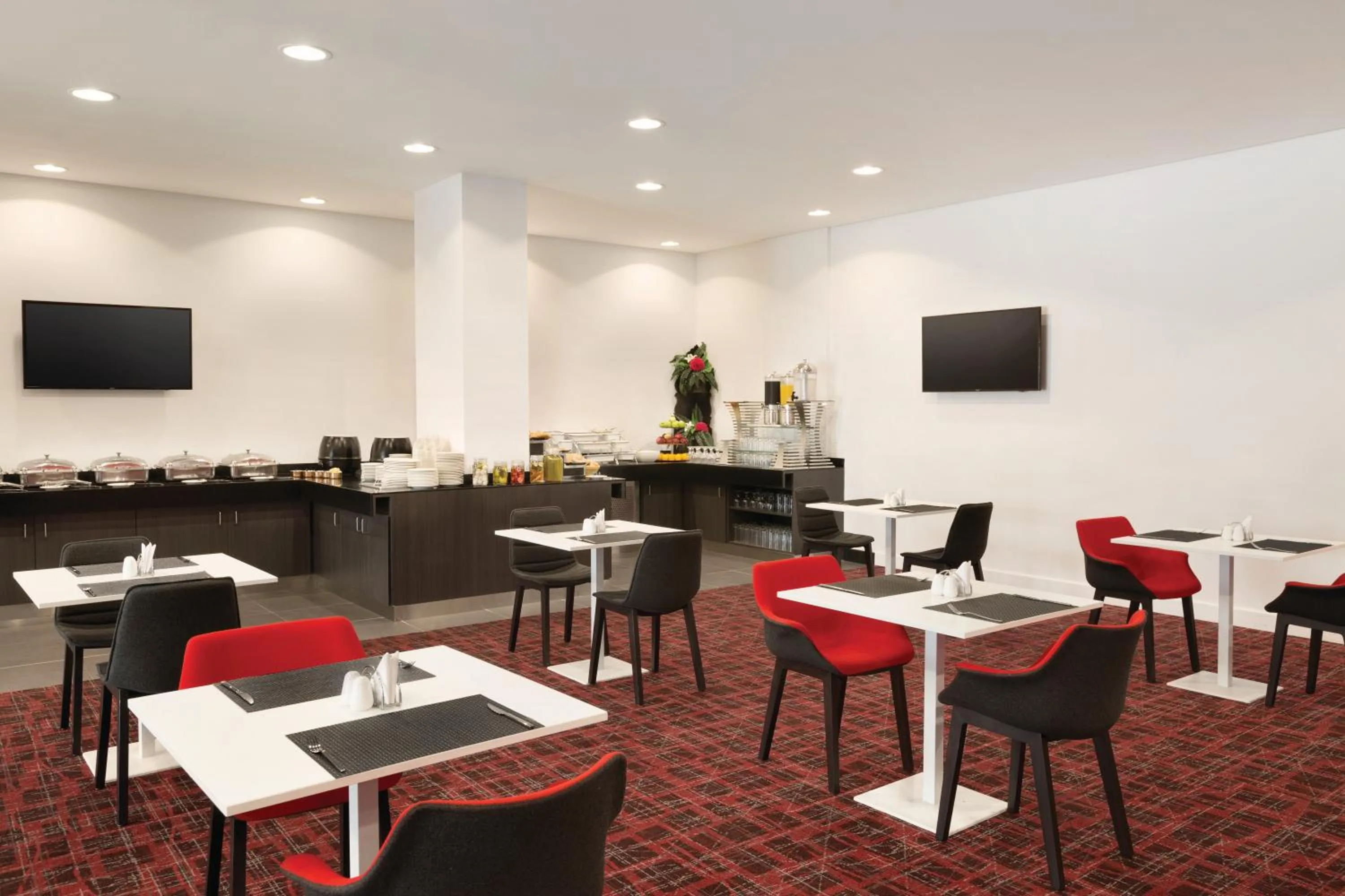 Restaurant/places to eat in Ramada Encore Al Khobar Olaya
