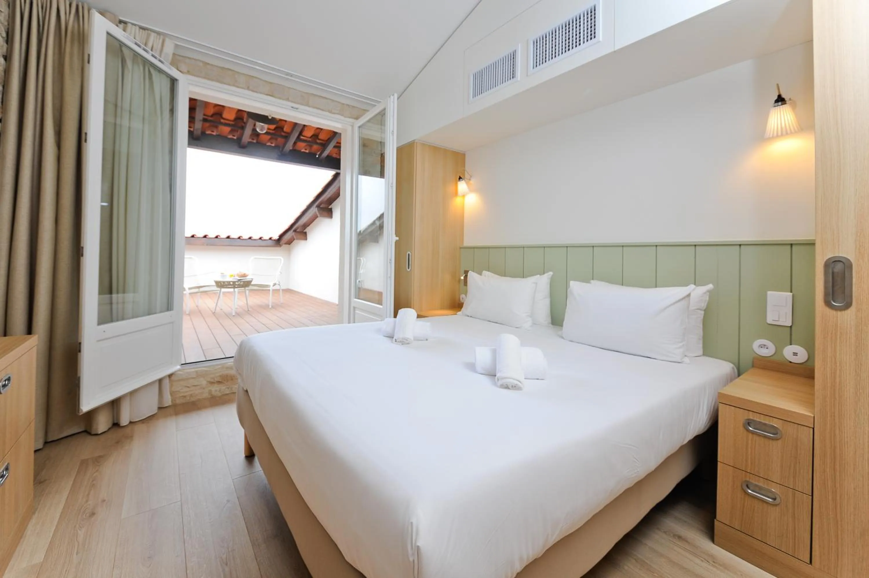 Balcony/Terrace, Bed in Hôtel Les Grenettes