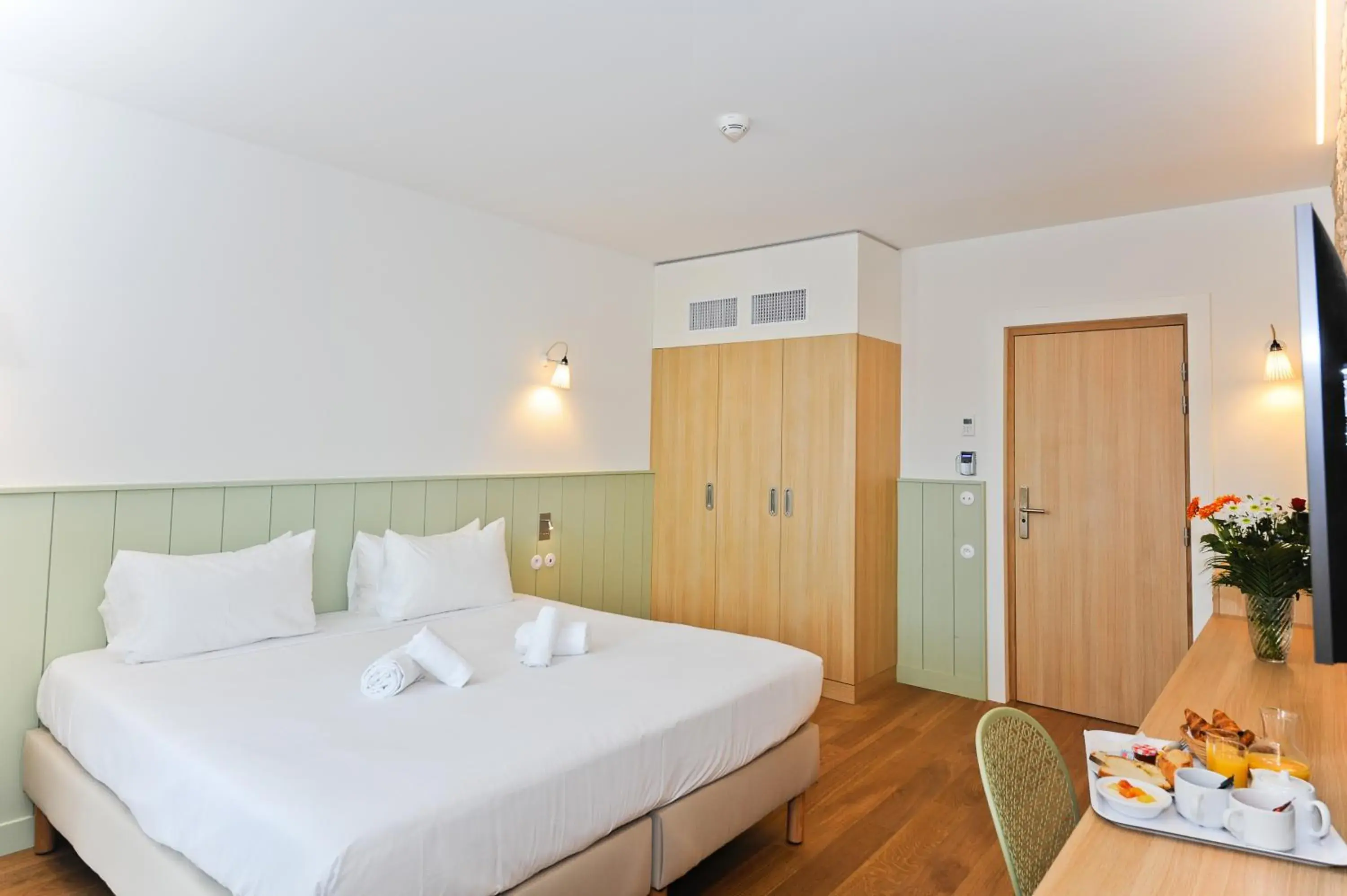 Triple Room with Balcony in Hôtel Les Grenettes Triple Room with Balcony in Hôtel Les Grenettes