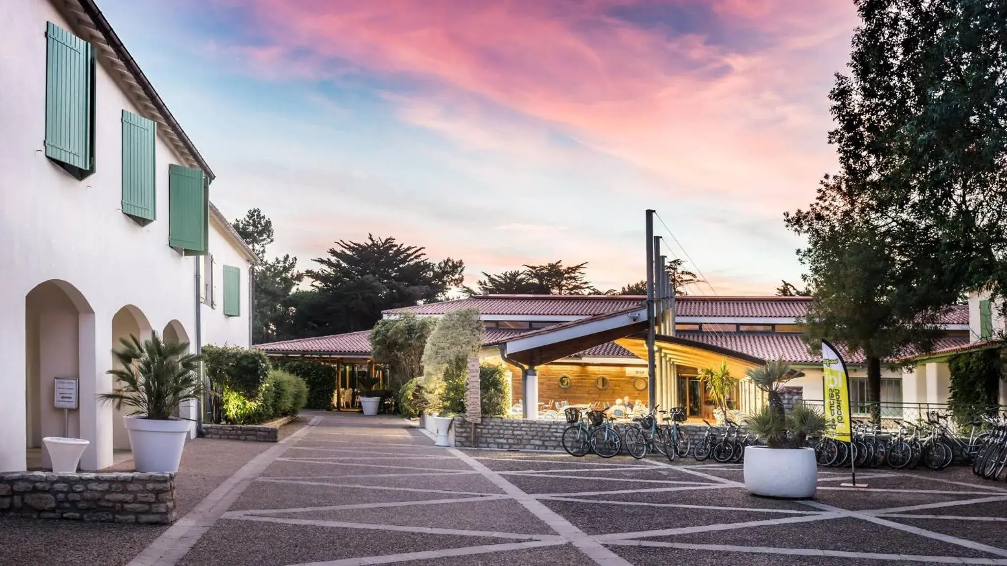 Facade/entrance in Hôtel Les Grenettes Facade/entrance in Hôtel Les Grenettes