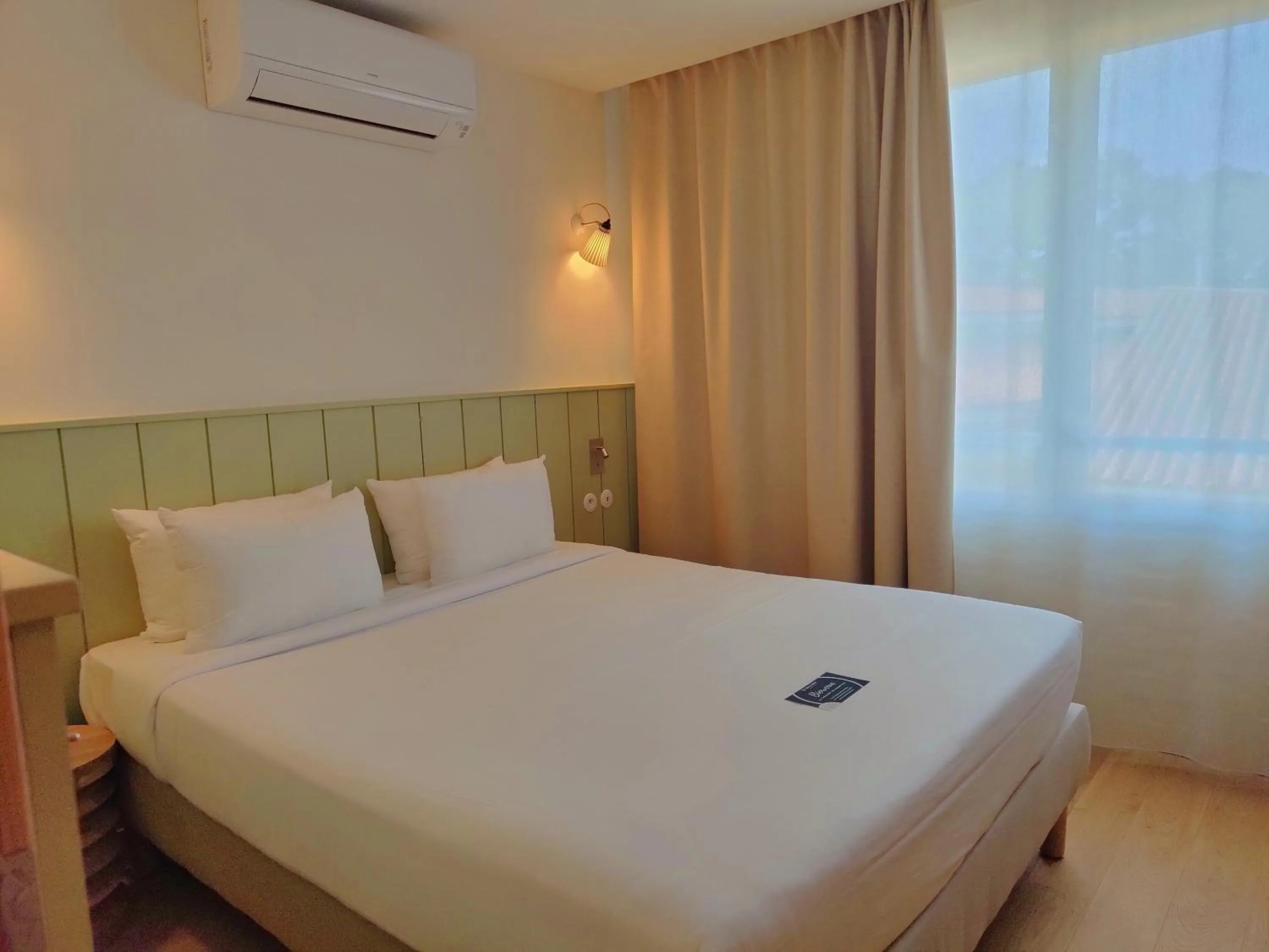 Bedroom, Bed in Hôtel Les Grenettes