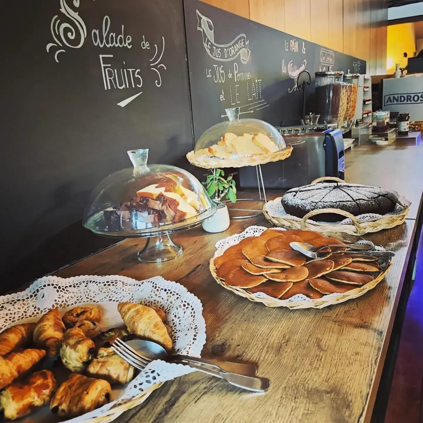 Continental breakfast in Hôtel Les Grenettes Continental breakfast in Hôtel Les Grenettes
