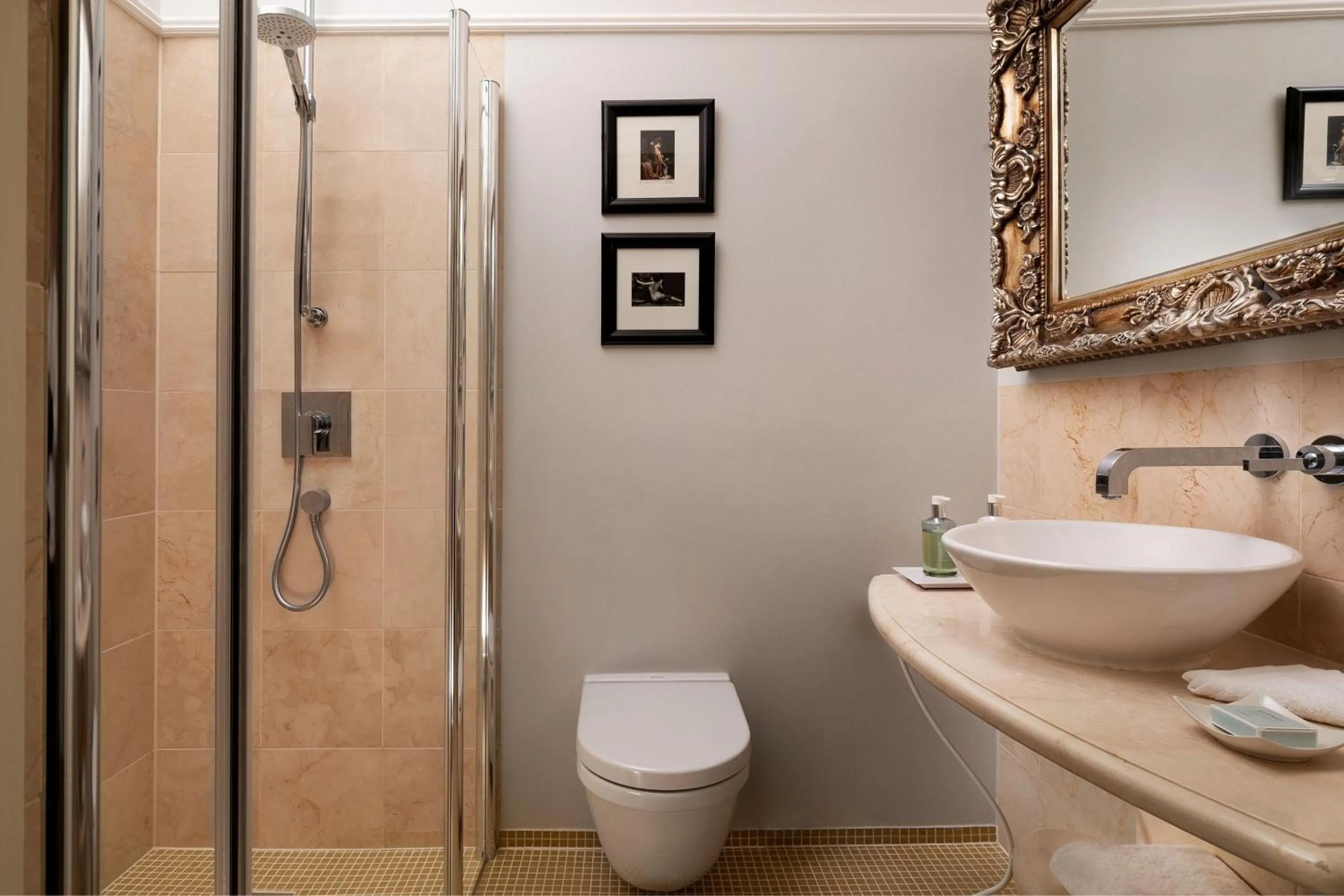 Bathroom in Hotel Telegraaf, Autograph Collection