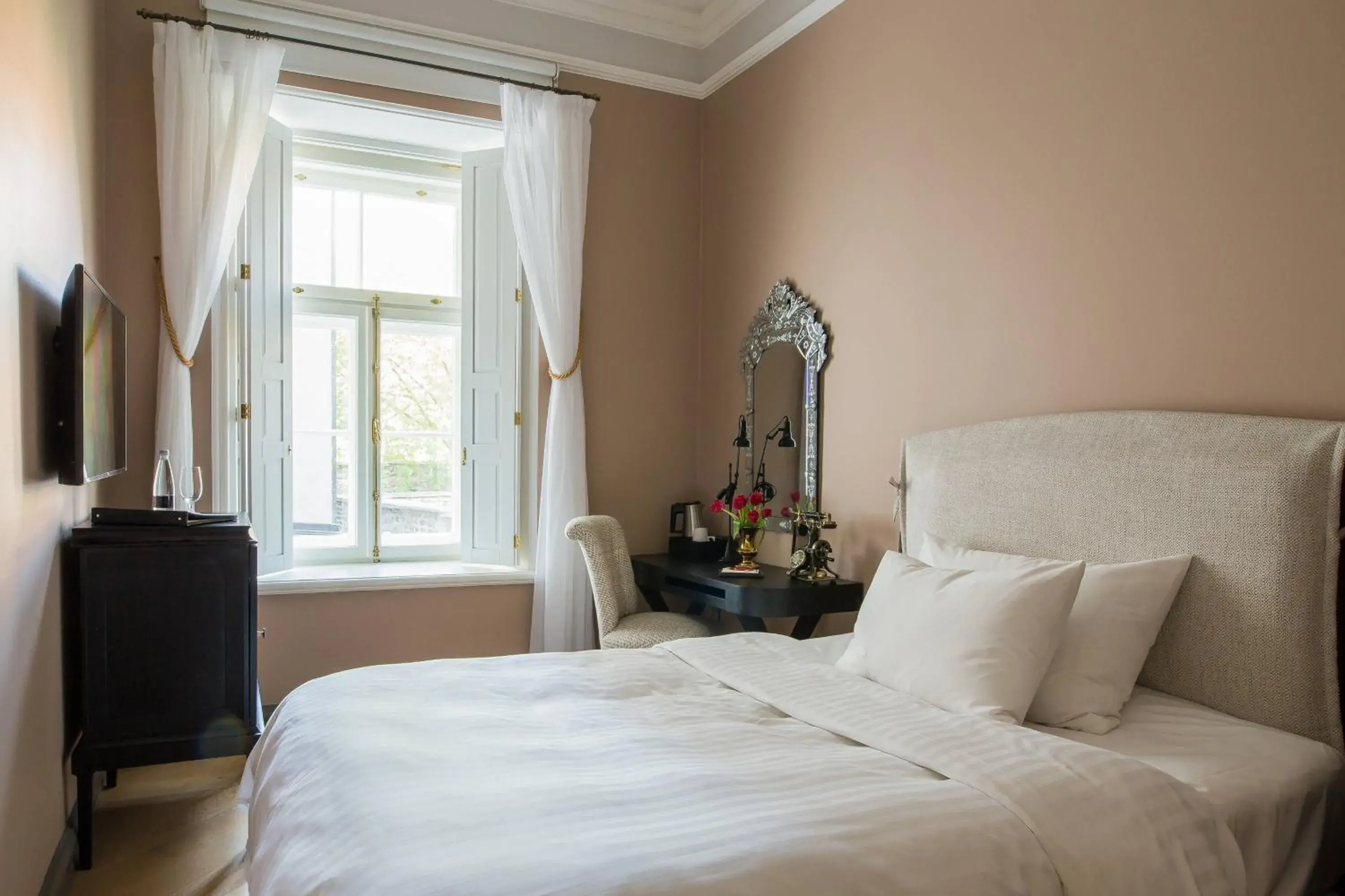 Photo of the whole room, Bed in Hotel Telegraaf, Autograph Collection Photo of the whole room, Bed in Hotel Telegraaf, Autograph Collection