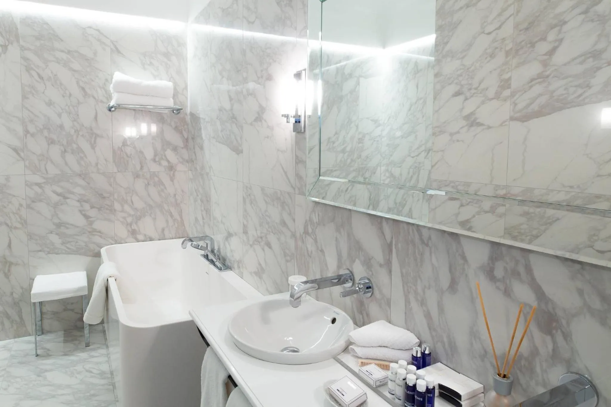 Photo of the whole room in Hotel Telegraaf, Autograph Collection