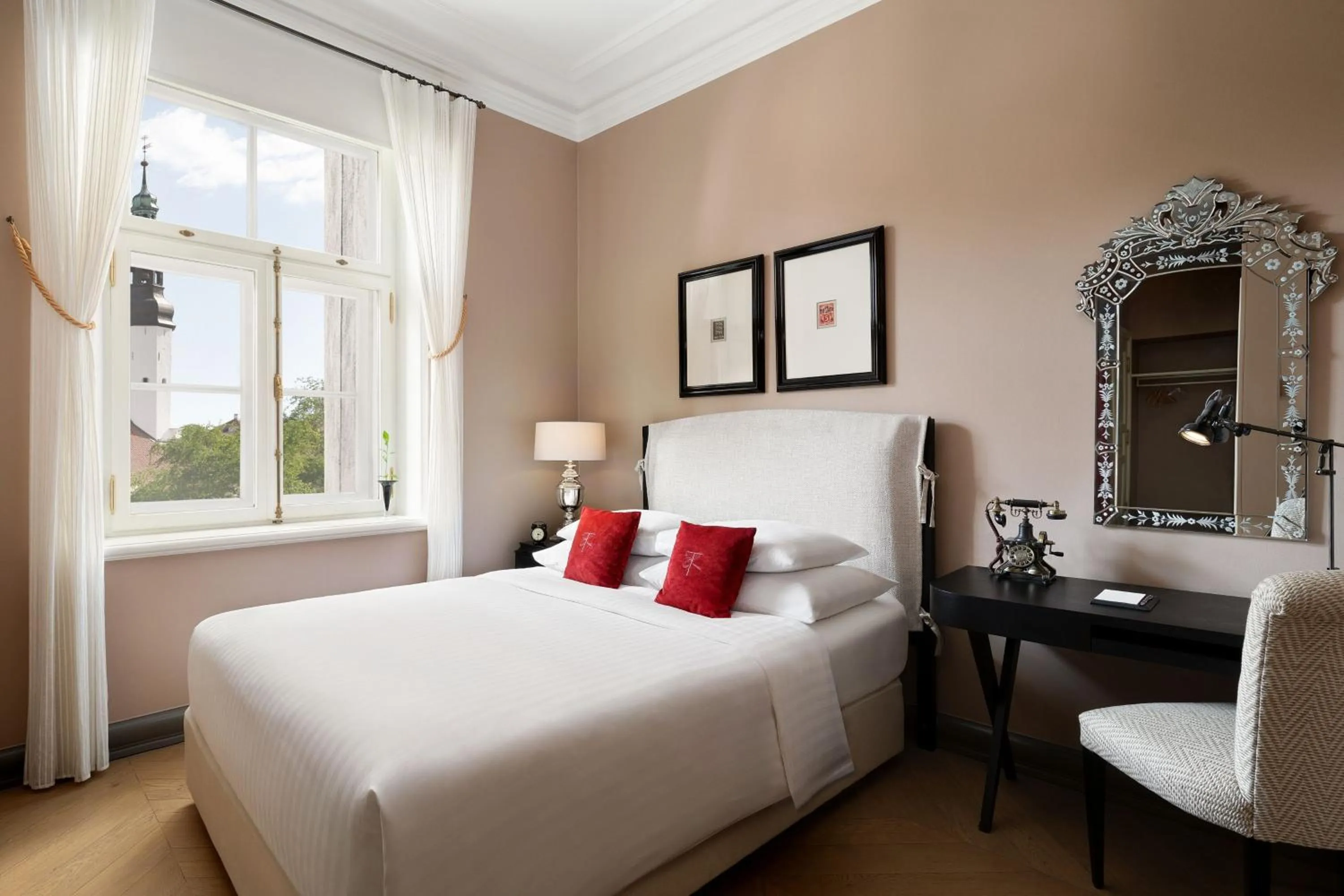 Bedroom, Bed in Hotel Telegraaf, Autograph Collection