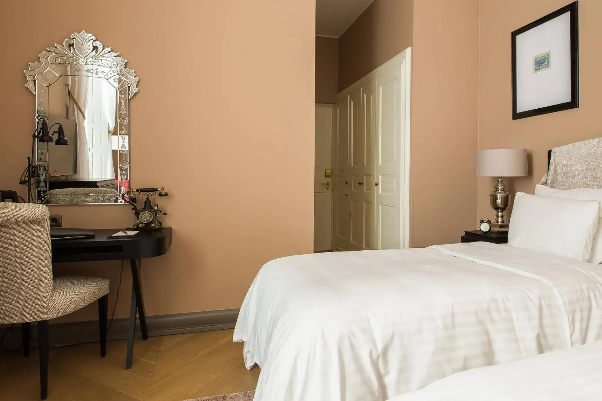 Photo of the whole room, Bed in Hotel Telegraaf, Autograph Collection Photo of the whole room, Bed in Hotel Telegraaf, Autograph Collection