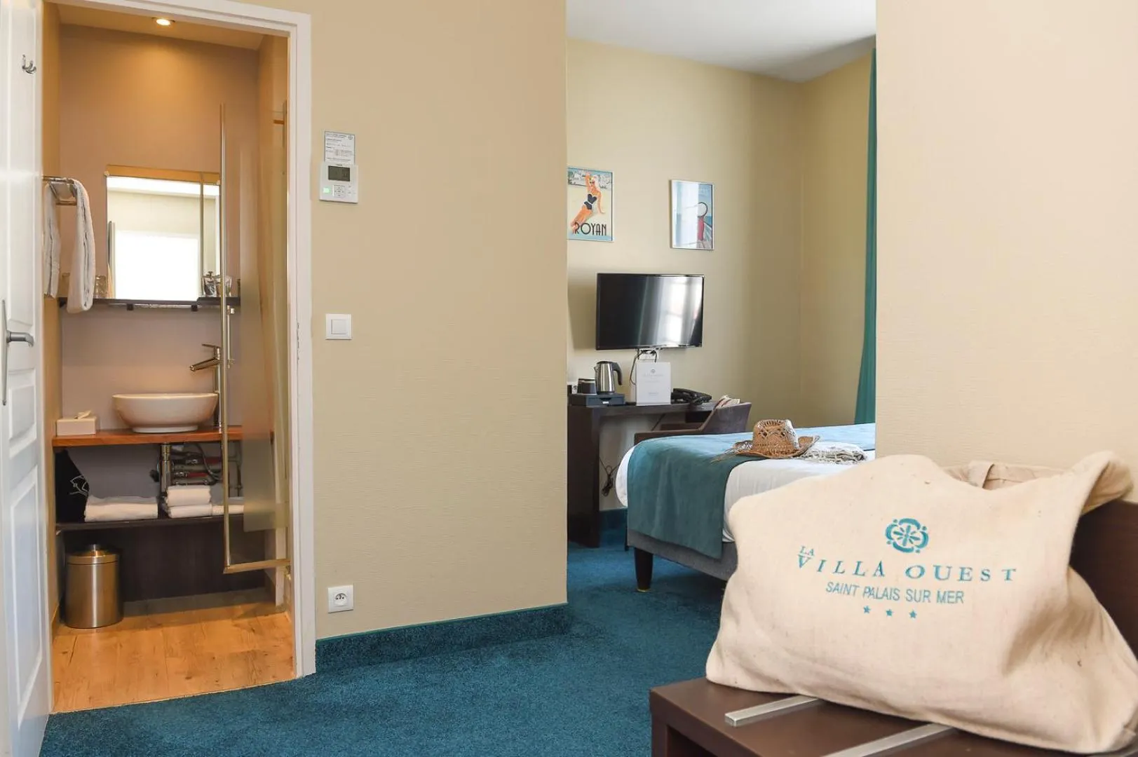 Bed in The Originals Boutique Hôtel La Villa Ouest & Spa