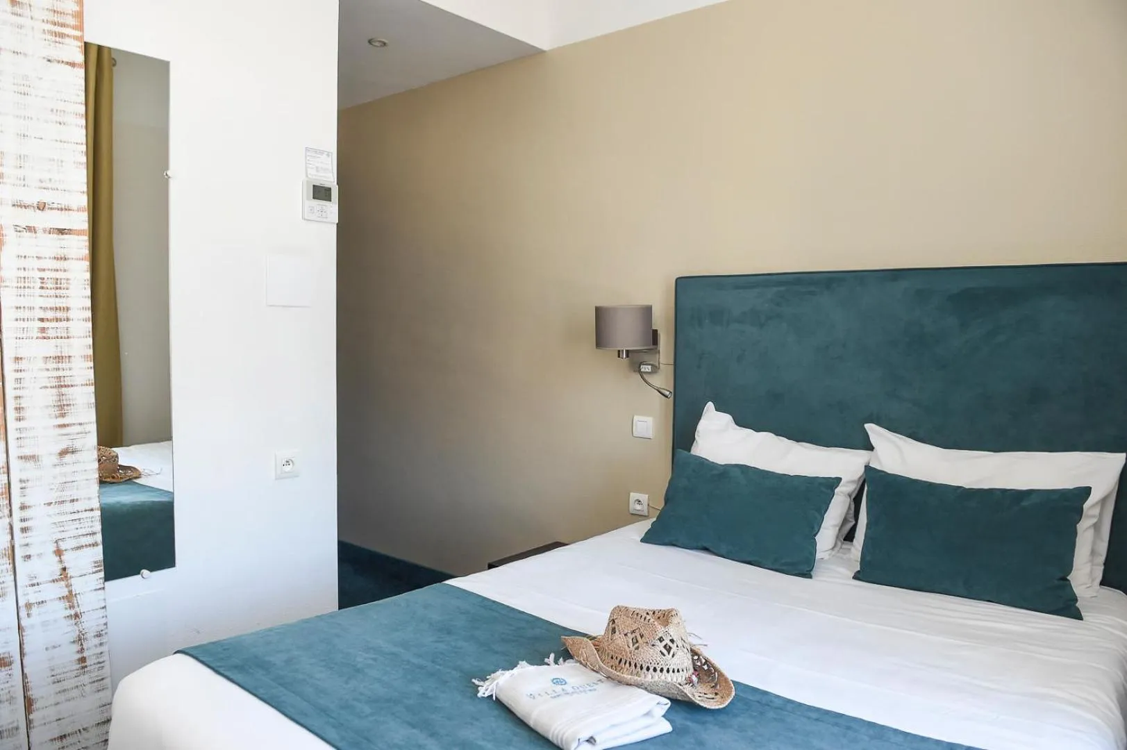 Bed in The Originals Boutique Hôtel La Villa Ouest & Spa