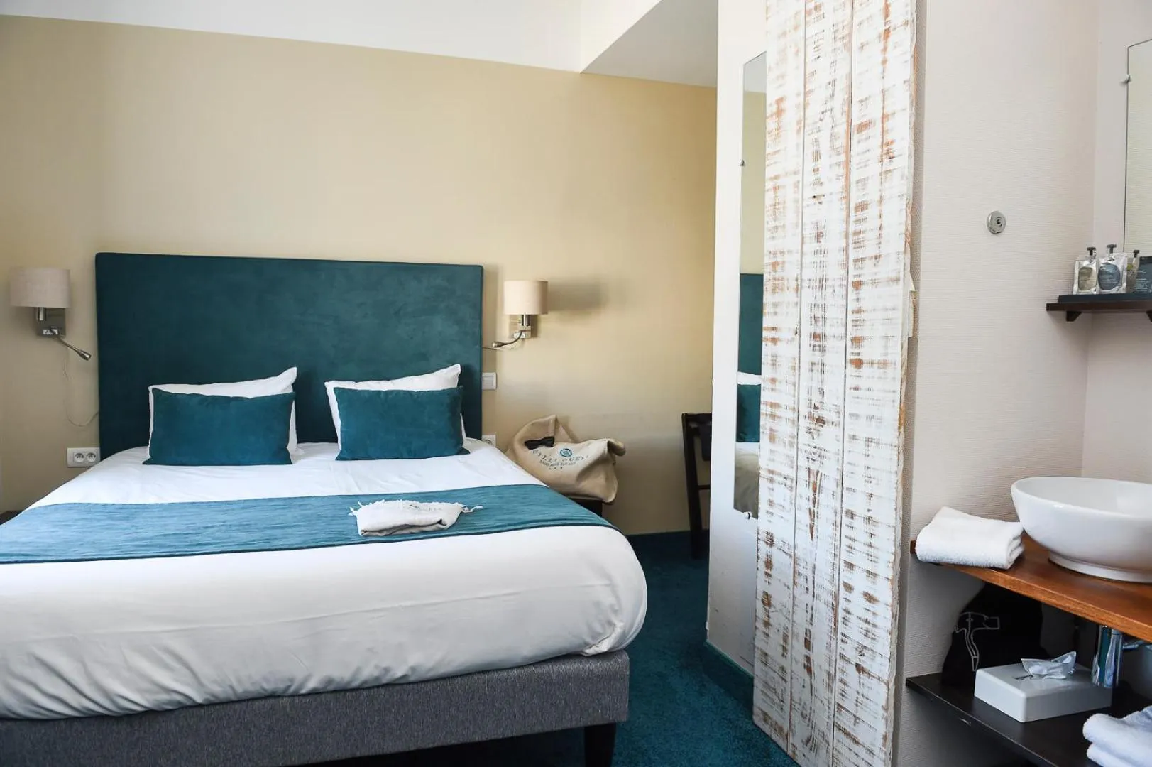 Bed in The Originals Boutique Hôtel La Villa Ouest & Spa