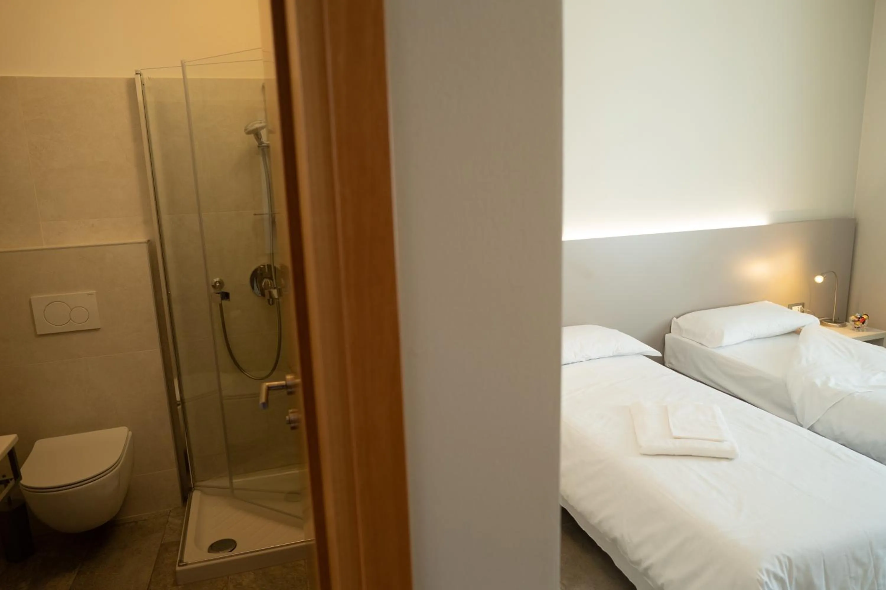 Bathroom, Bed in Hotel Europa