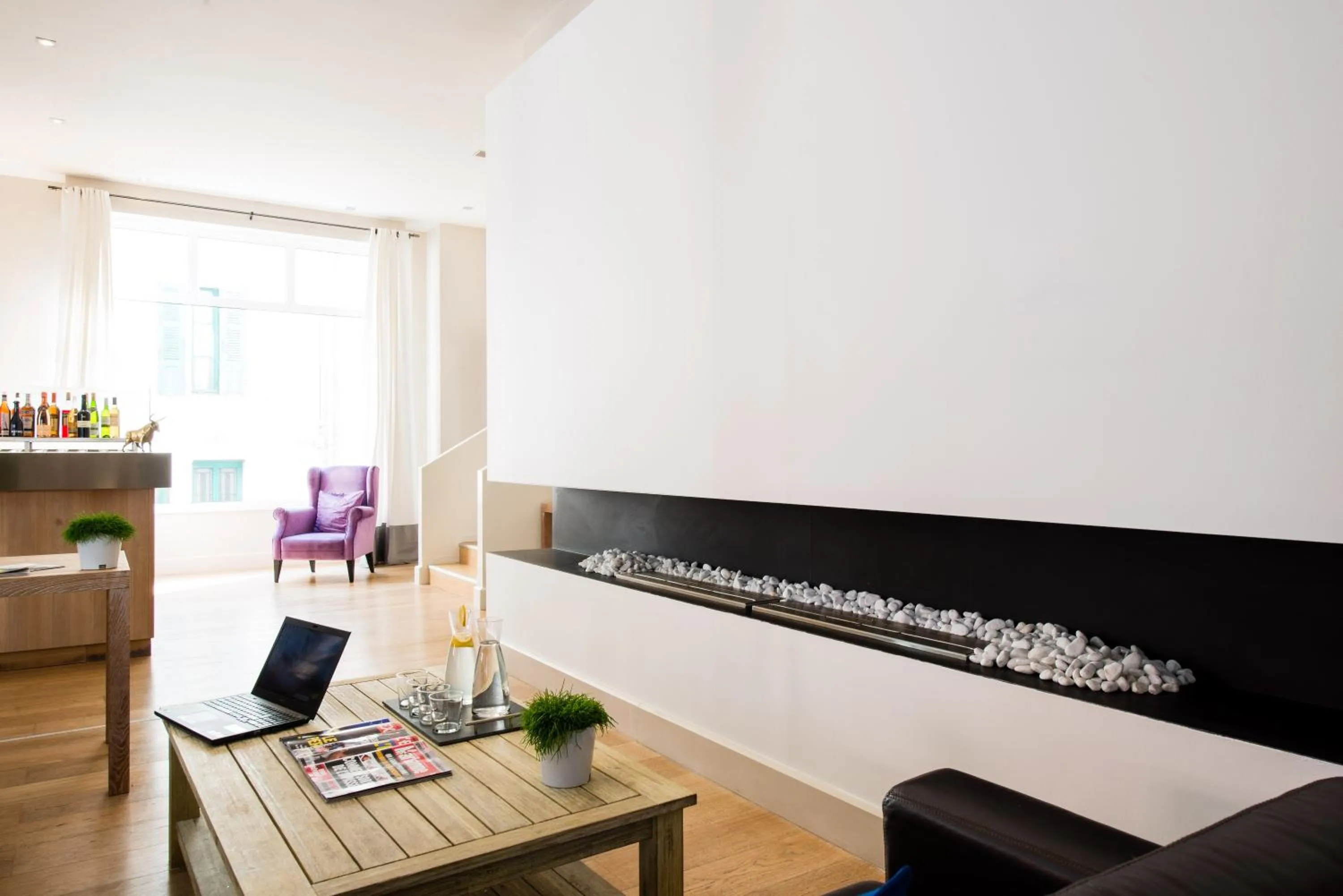 Communal lounge/ TV room in Hôtel Atrium