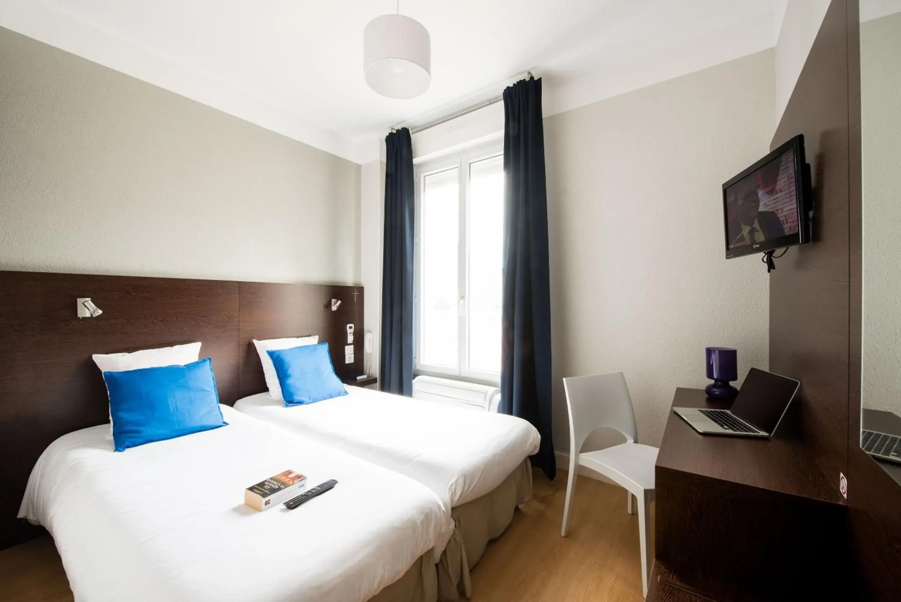 Photo of the whole room, Bed in Hôtel Atrium Photo of the whole room, Bed in Hôtel Atrium