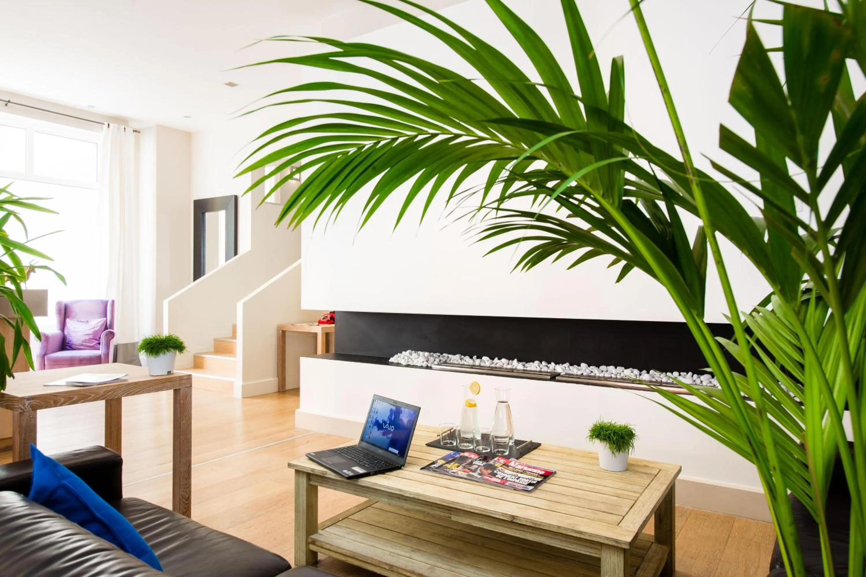 Communal lounge/ TV room in Hôtel Atrium