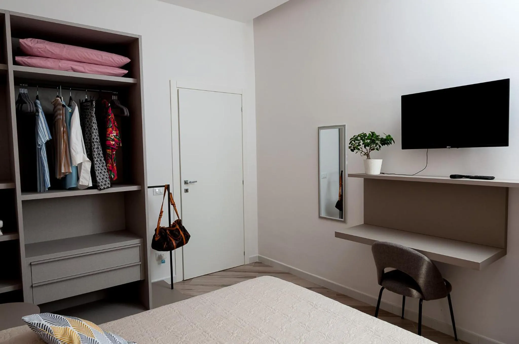 TV and multimedia, Bed in Quiet Home Terracina Apartments