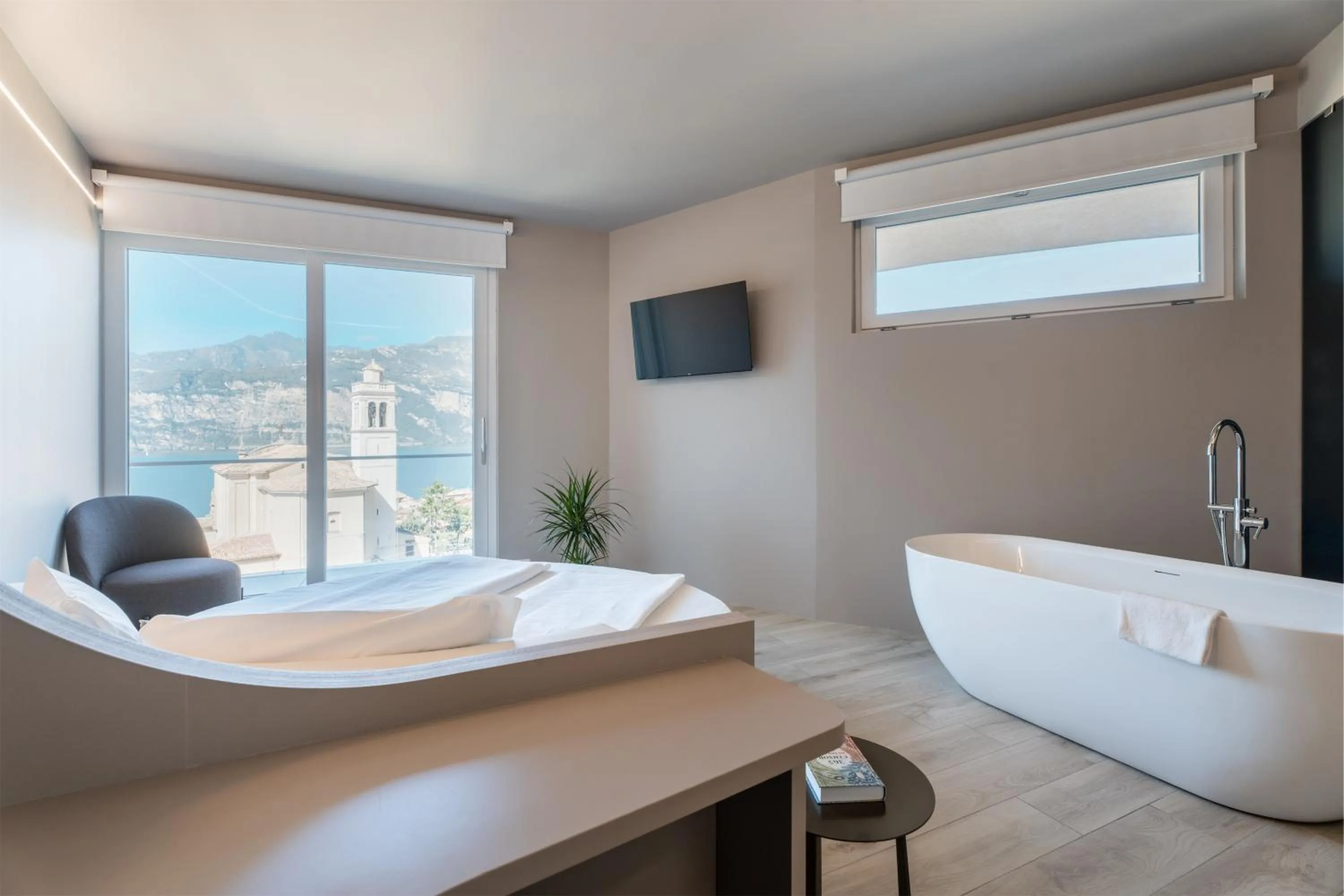 Bathroom, Bed in Hotel Diana