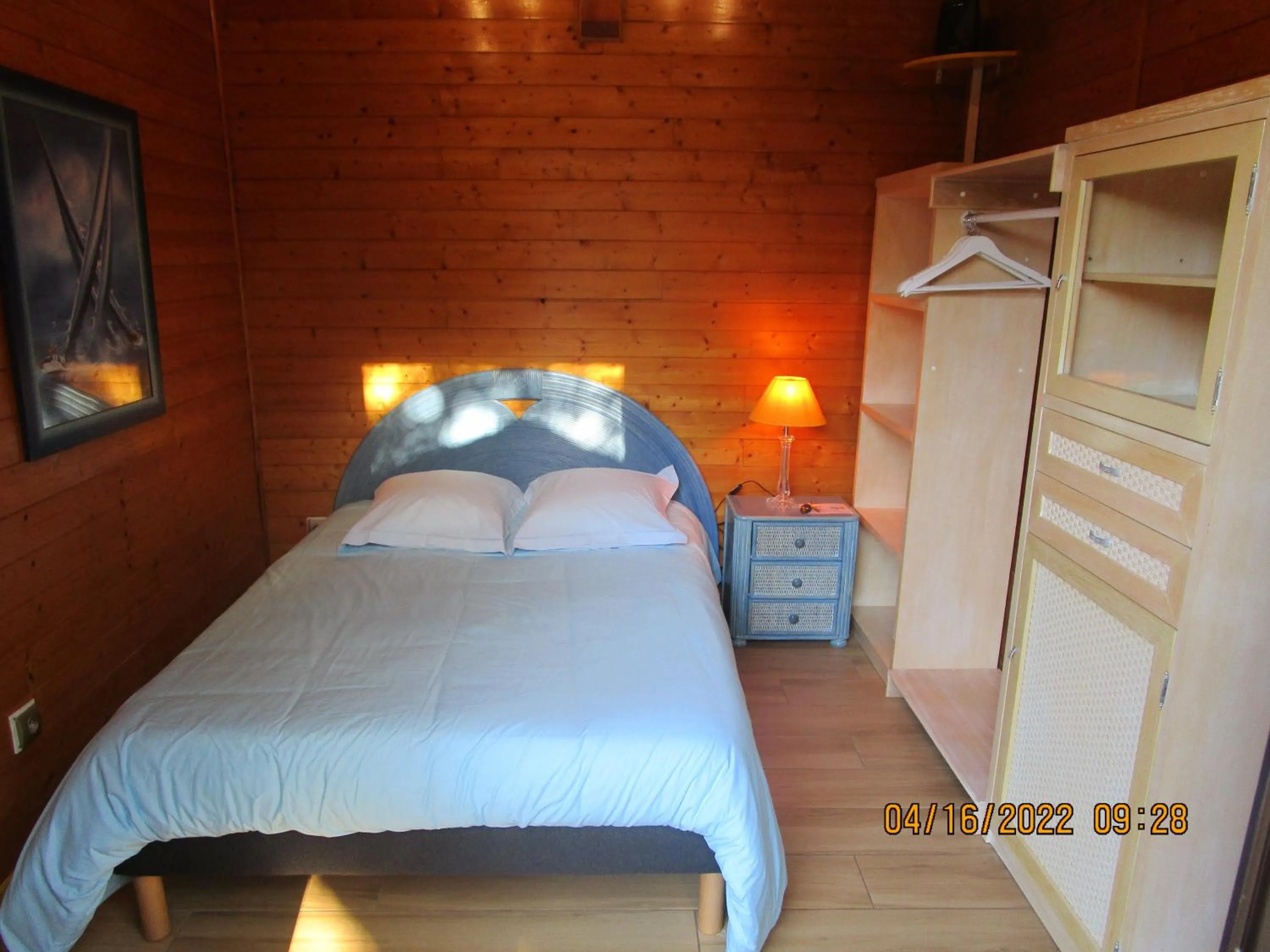 Photo of the whole room, Bed in Locatlantique