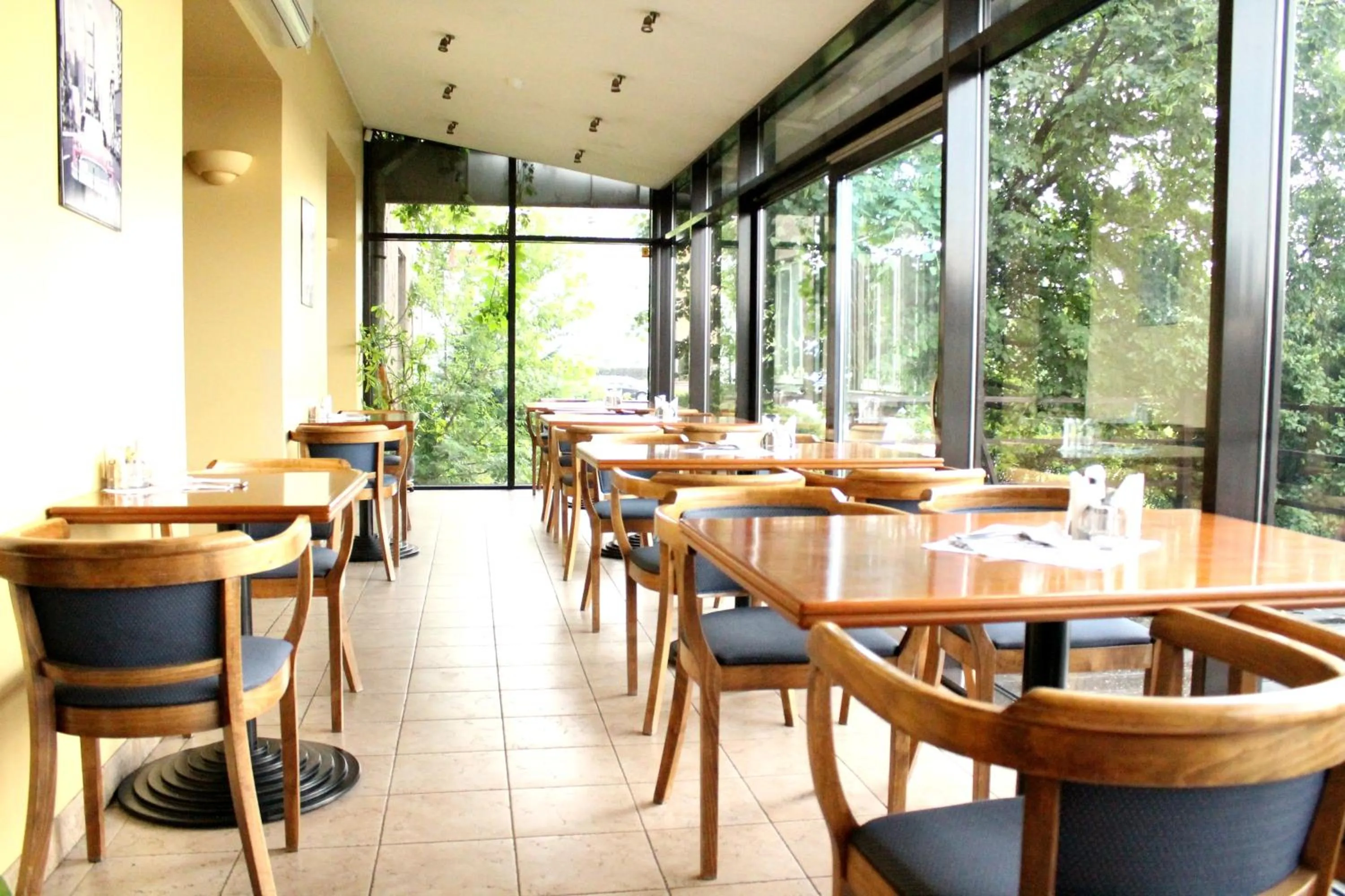 Restaurant/places to eat in Velga