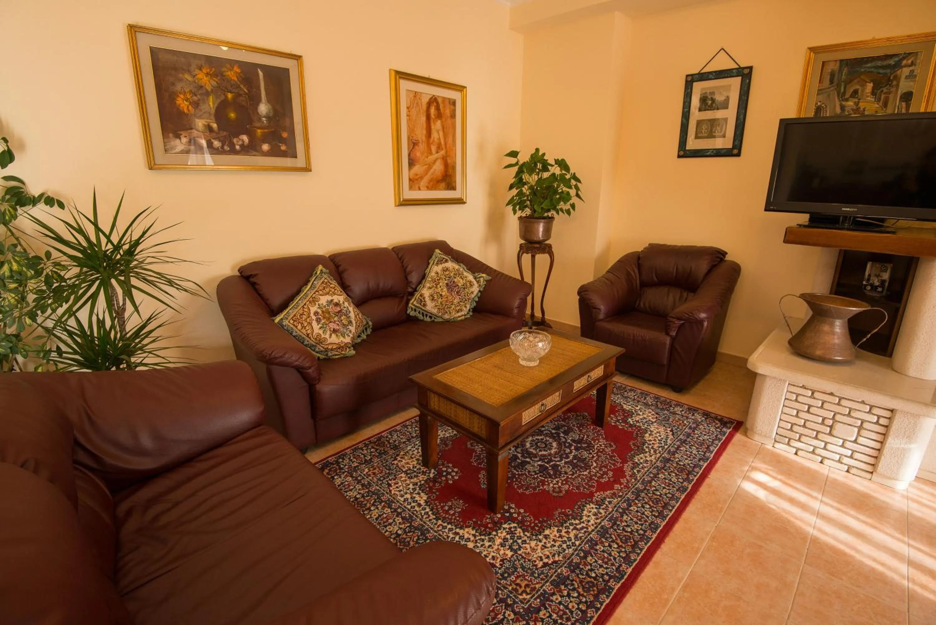 Communal lounge/ TV room in Albergo Della Corte